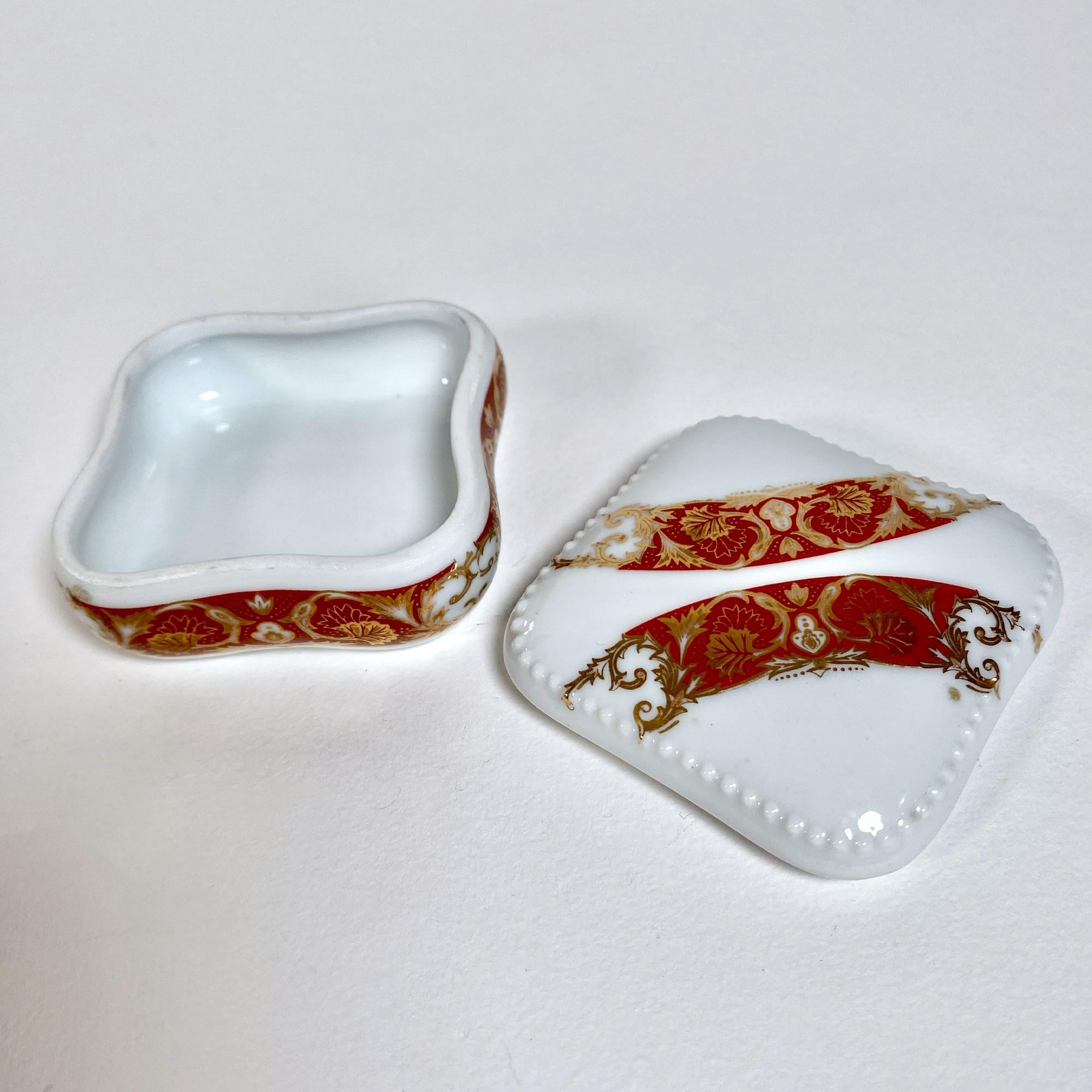Set of Two Hand-Painted Limoges Porcelain Boxes with 22k Gold Detailing, 1960s For Sale 3