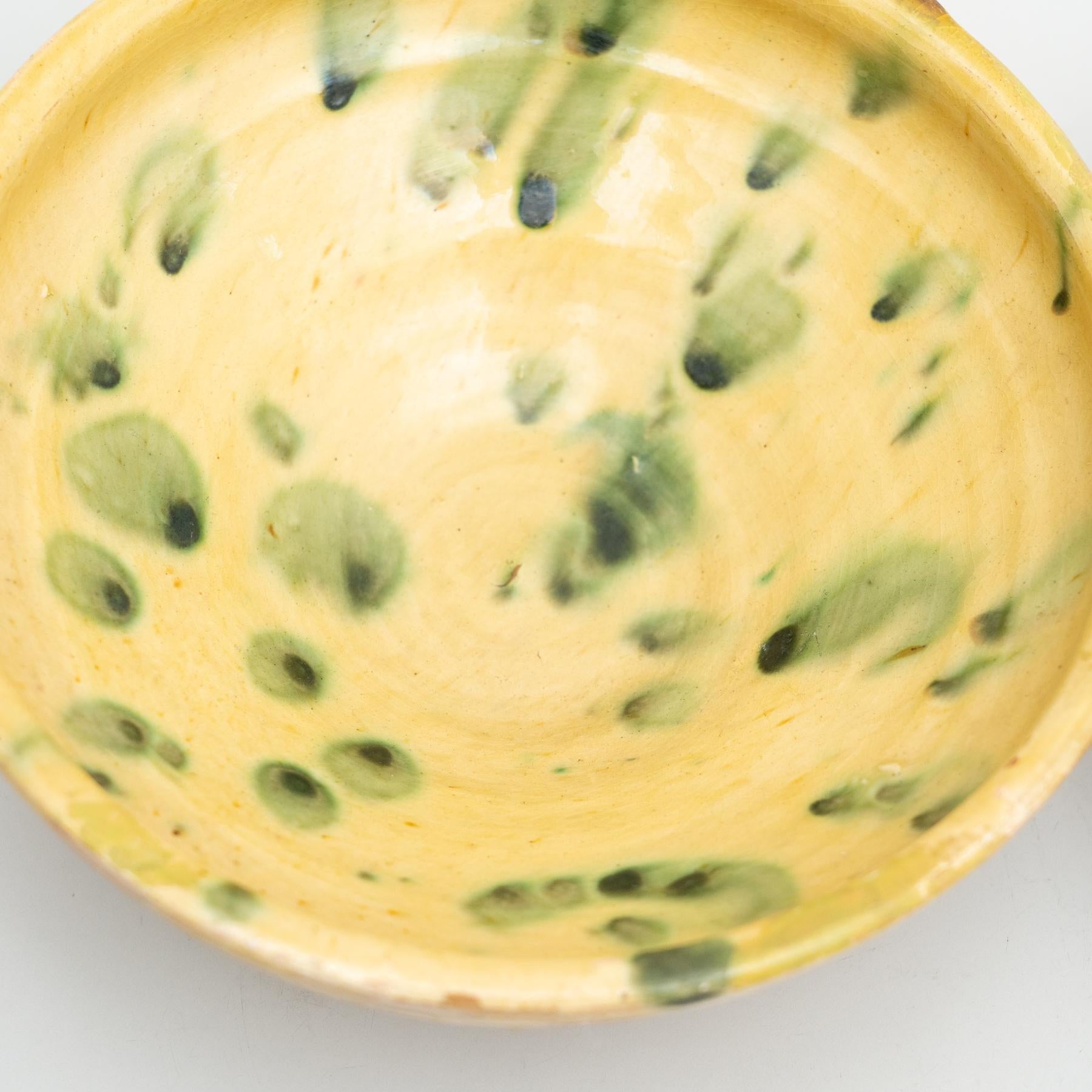 Set di due piatti in ceramica rustica tradizionale spagnola dipinti a mano, 1940 circa in vendita 3