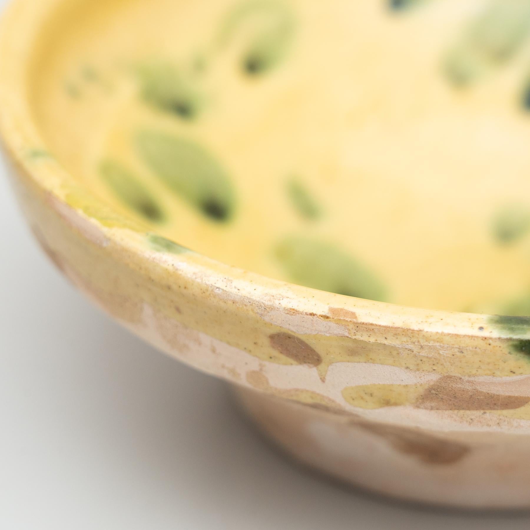 Set di due piatti in ceramica rustica tradizionale spagnola dipinti a mano, 1940 circa in vendita 5