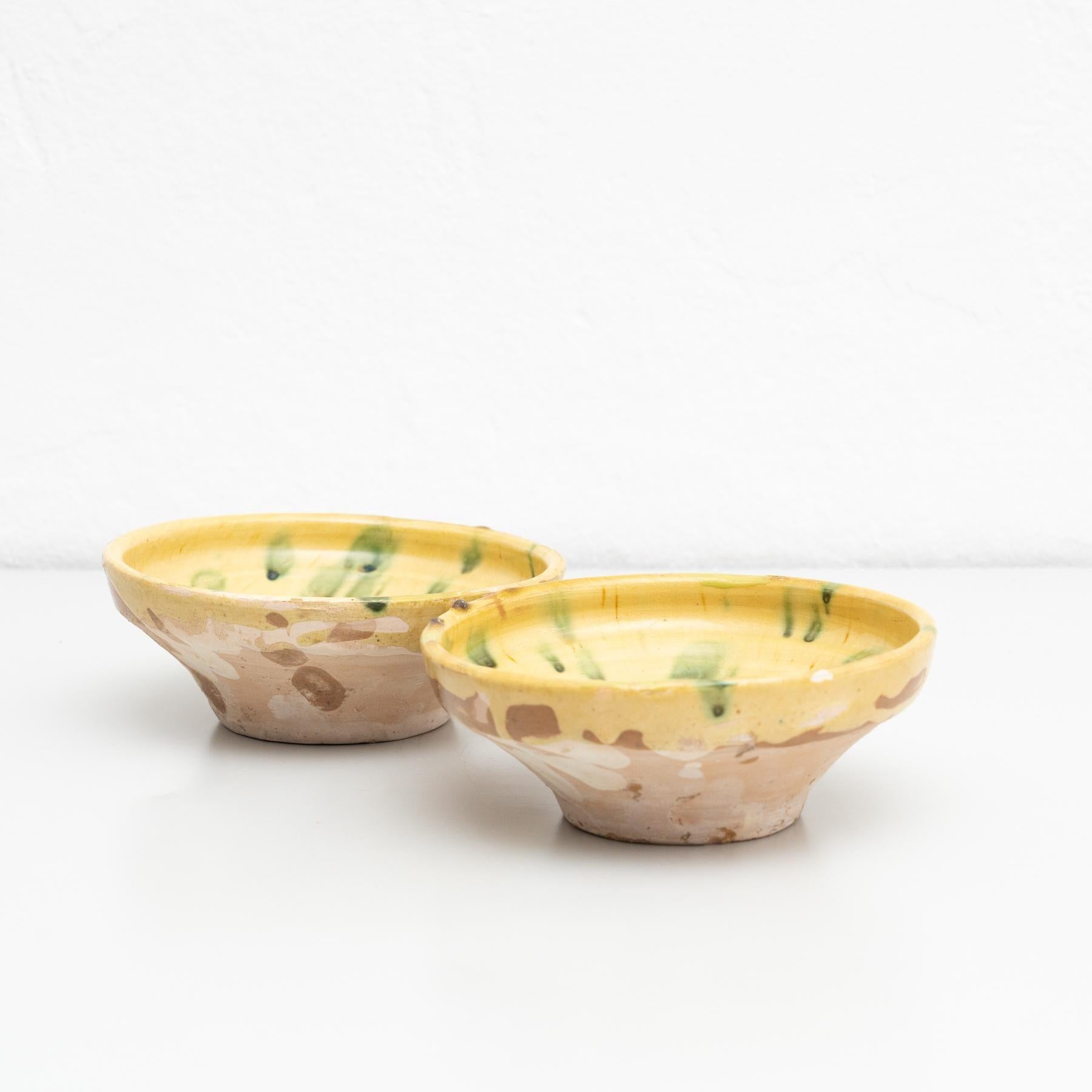 Rustico Set di due piatti in ceramica rustica tradizionale spagnola dipinti a mano, 1940 circa in vendita