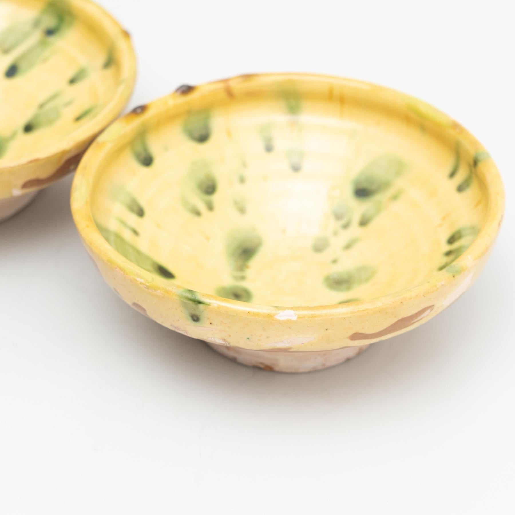 Spagnolo Set di due piatti in ceramica rustica tradizionale spagnola dipinti a mano, 1940 circa in vendita