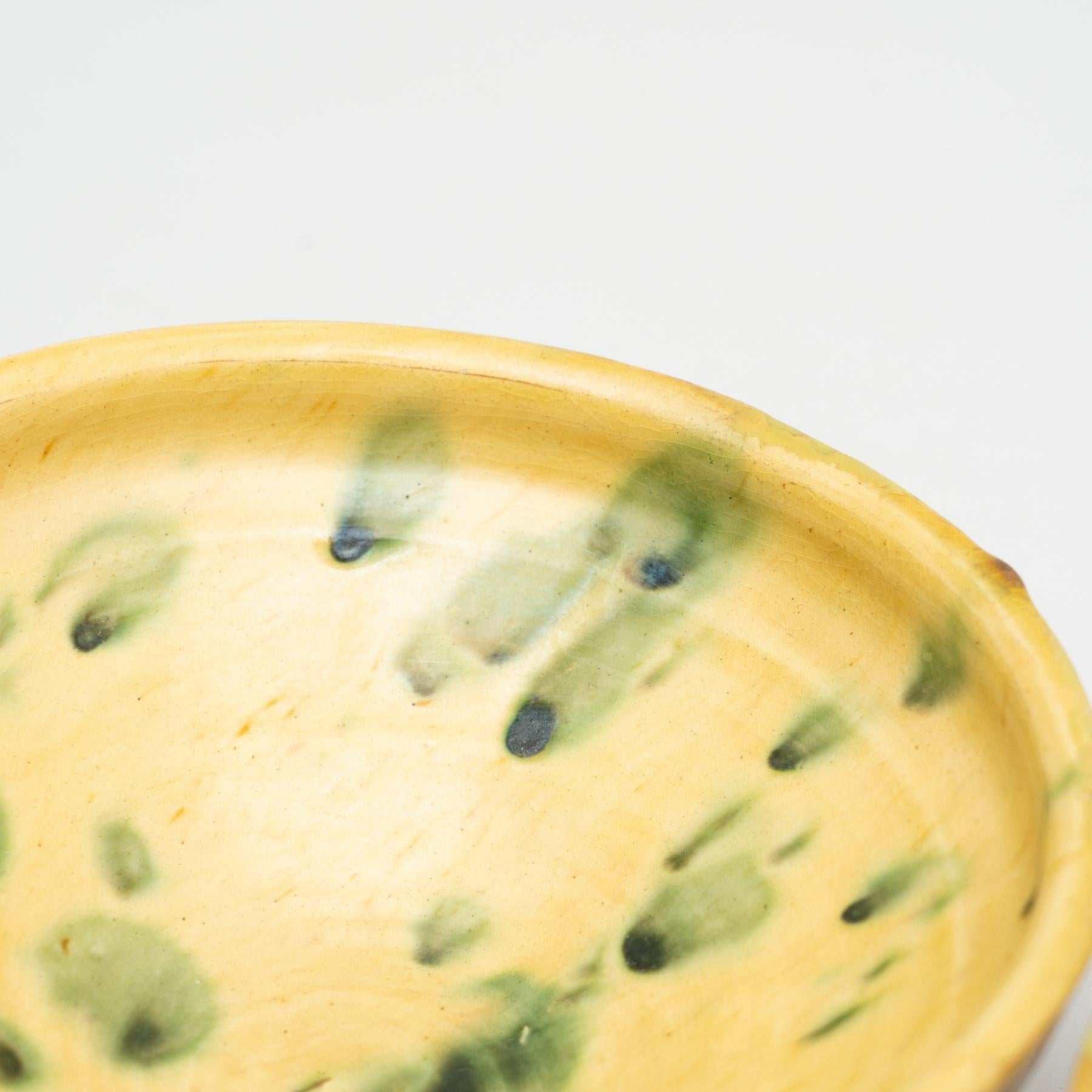 Set di due piatti in ceramica rustica tradizionale spagnola dipinti a mano, 1940 circa In condizioni buone in vendita a Barcelona, ES