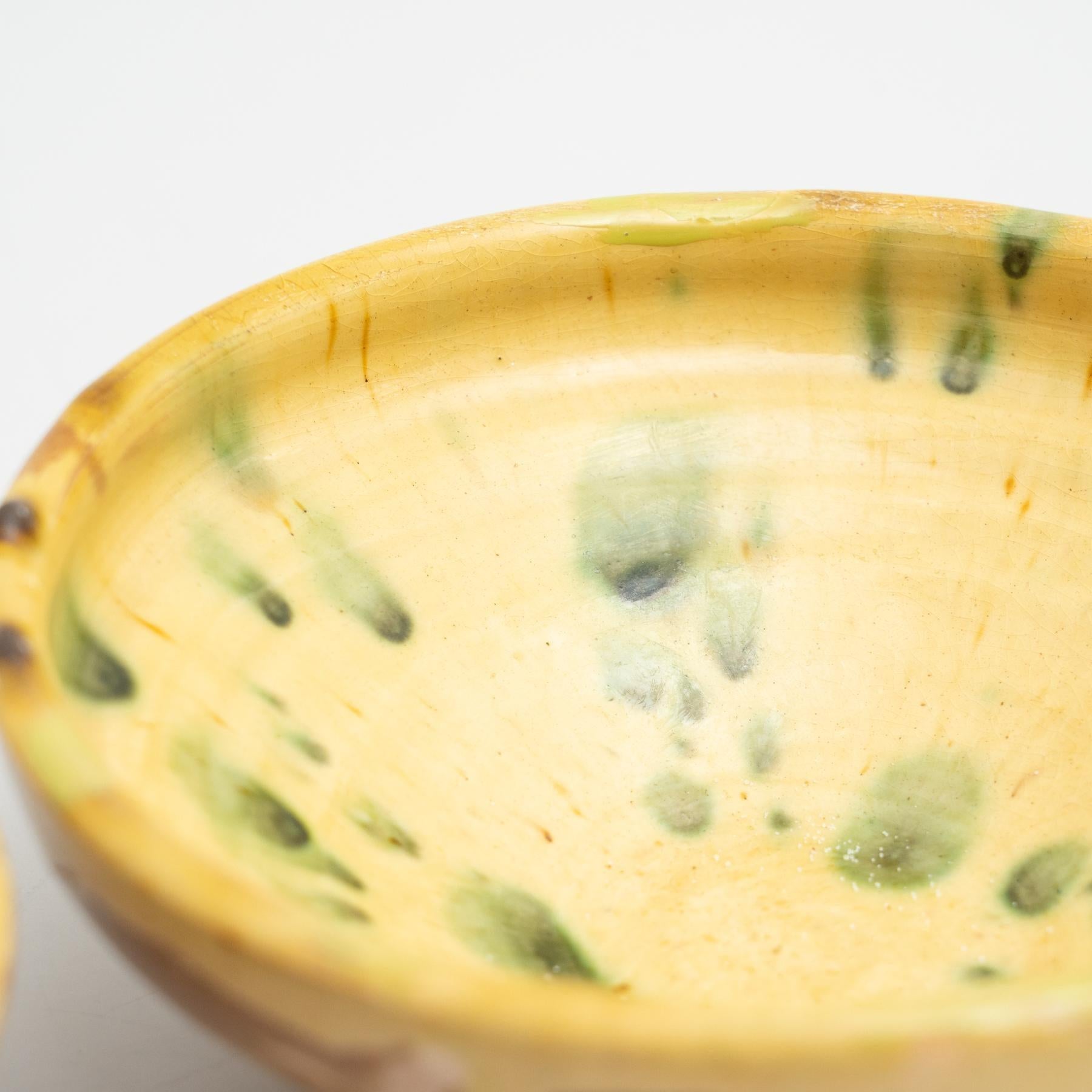 Metà XX secolo Set di due piatti in ceramica rustica tradizionale spagnola dipinti a mano, 1940 circa in vendita