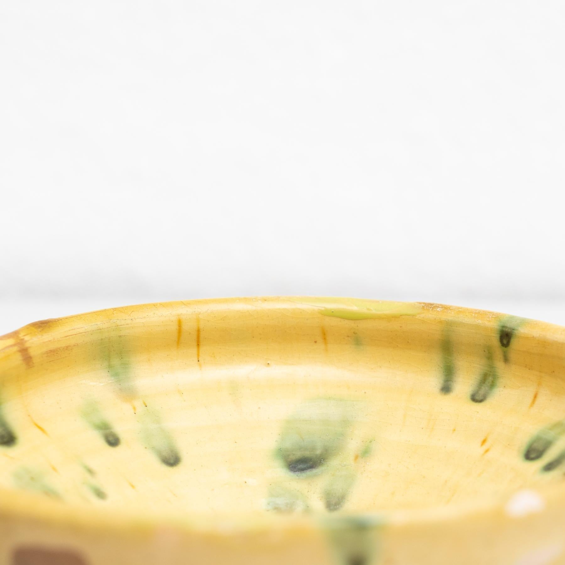 Ceramica Set di due piatti in ceramica rustica tradizionale spagnola dipinti a mano, 1940 circa in vendita