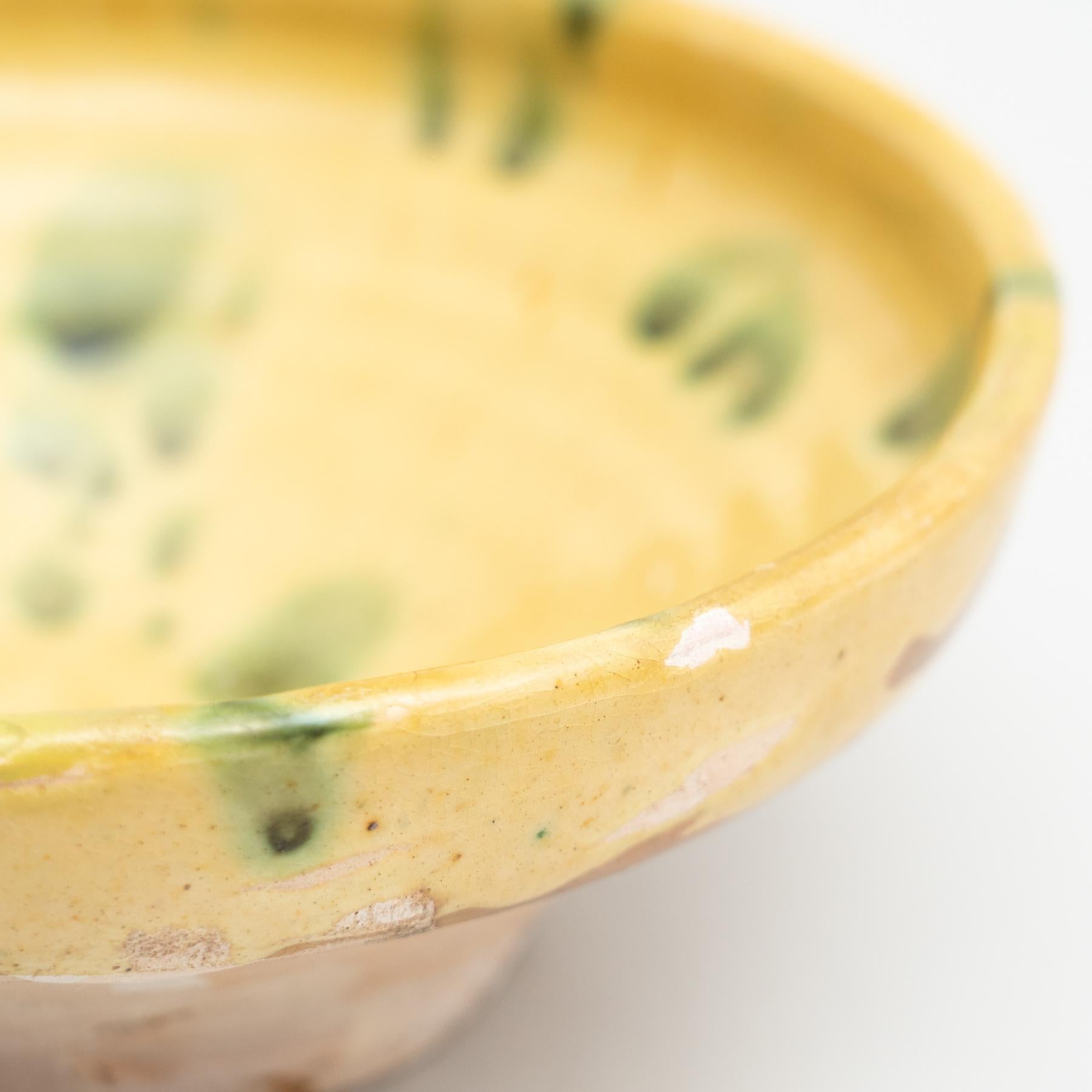 Set di due piatti in ceramica rustica tradizionale spagnola dipinti a mano, 1940 circa in vendita 1
