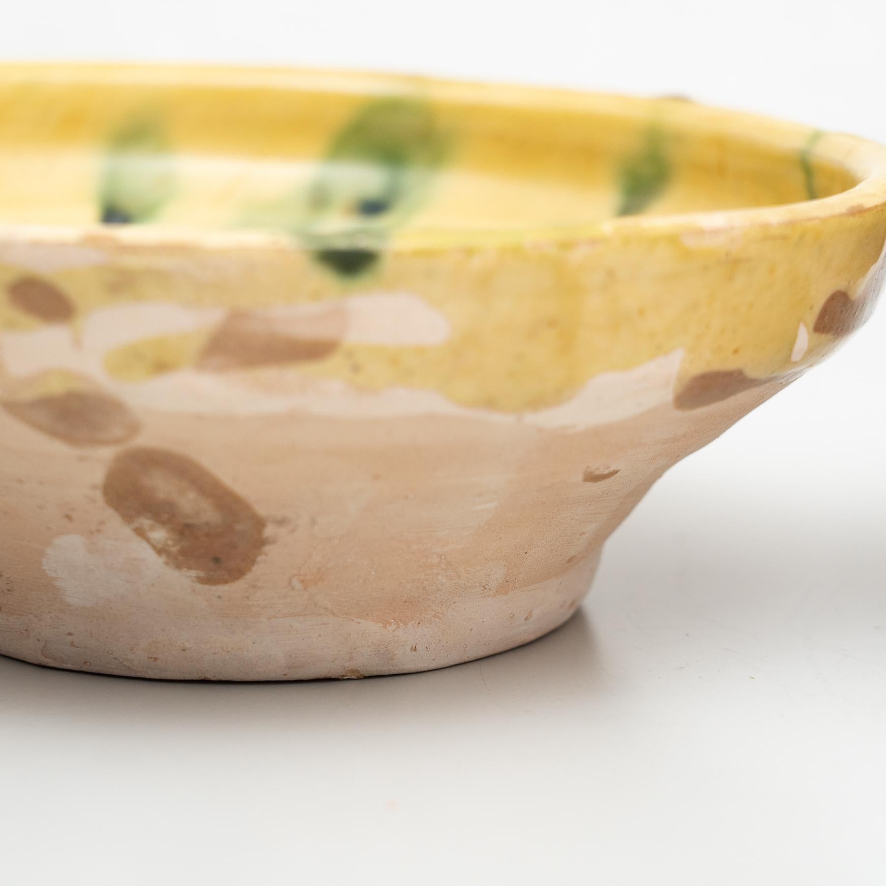 Set di due piatti in ceramica rustica tradizionale spagnola dipinti a mano, 1940 circa in vendita 2