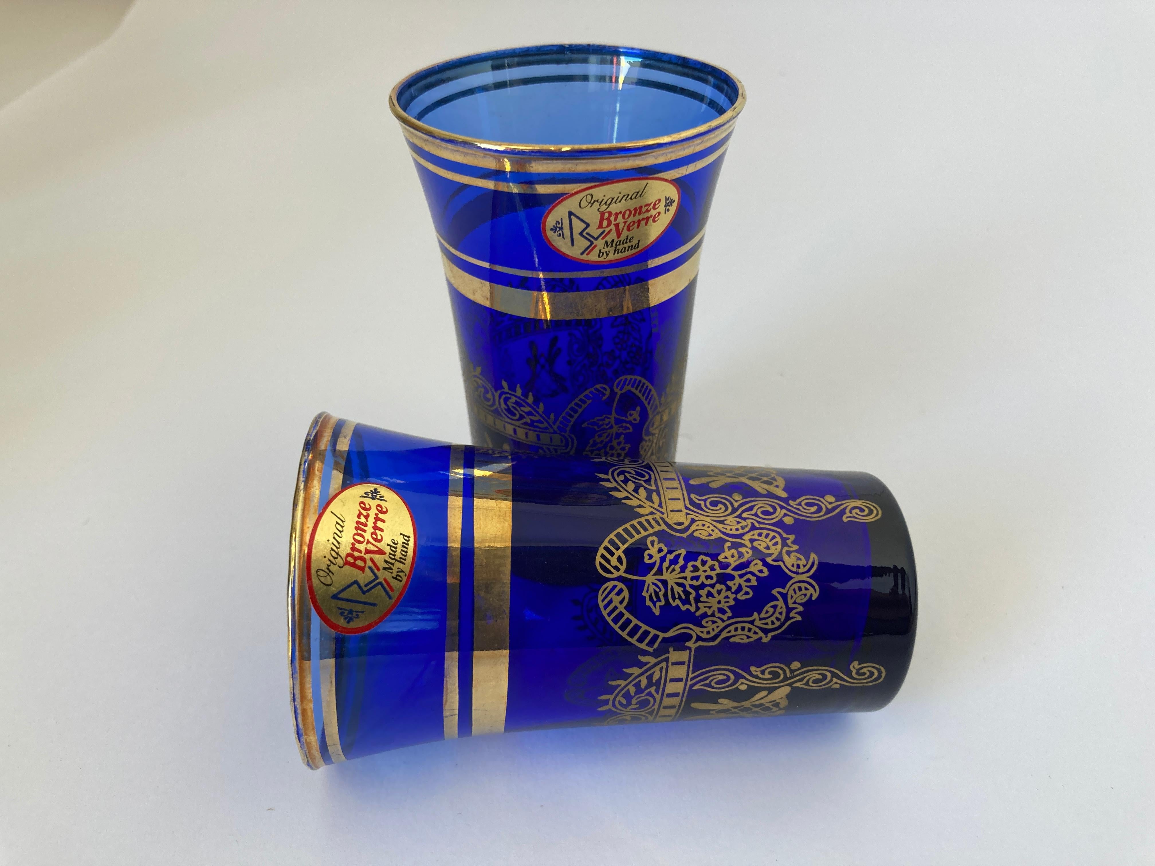 20ième siècle Verres à boire mauresques italiens en cristal bleu roi et or en vente
