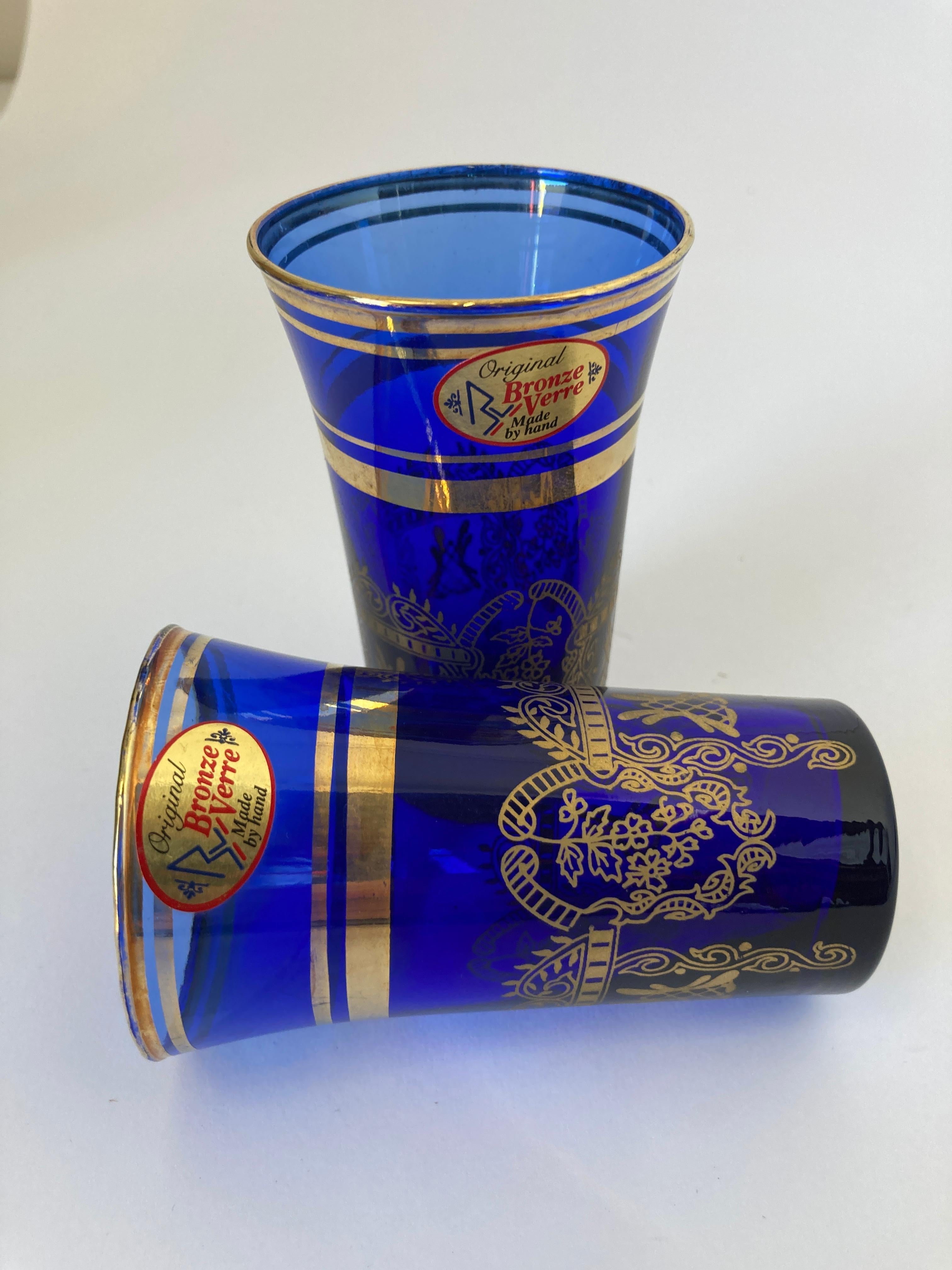 Verres à boire mauresques italiens en cristal bleu roi et or en vente 1