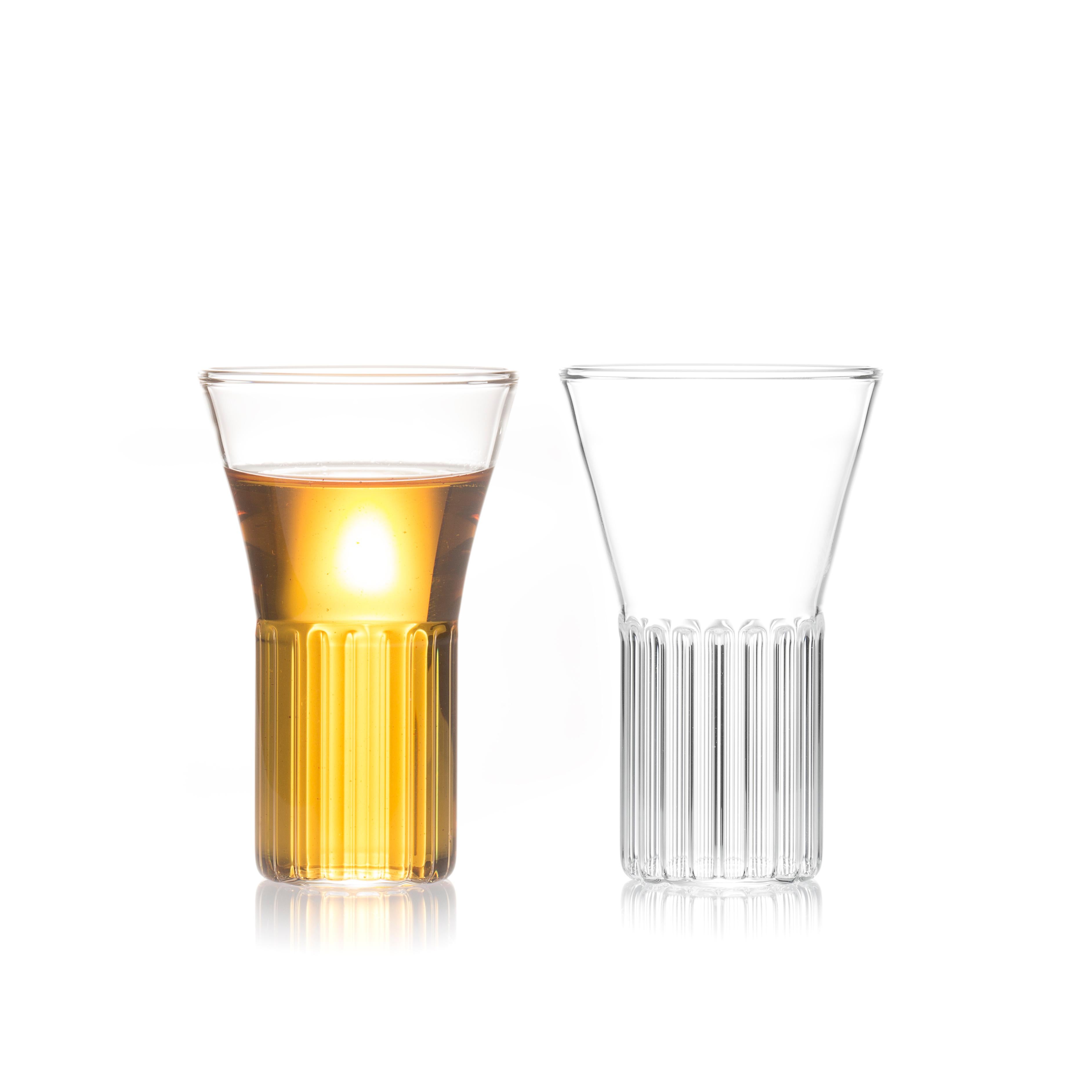 Rila Kleine Gläser, Satz mit zwei Gläsern

Inspiriert vom Rila-Kloster ist die klare, tschechische, zeitgenössische Rila Collection eine Serie von Gläsern, die sich ideal für Getränke eignen, von Wein und Wasser bis hin zu Martinis und anderen