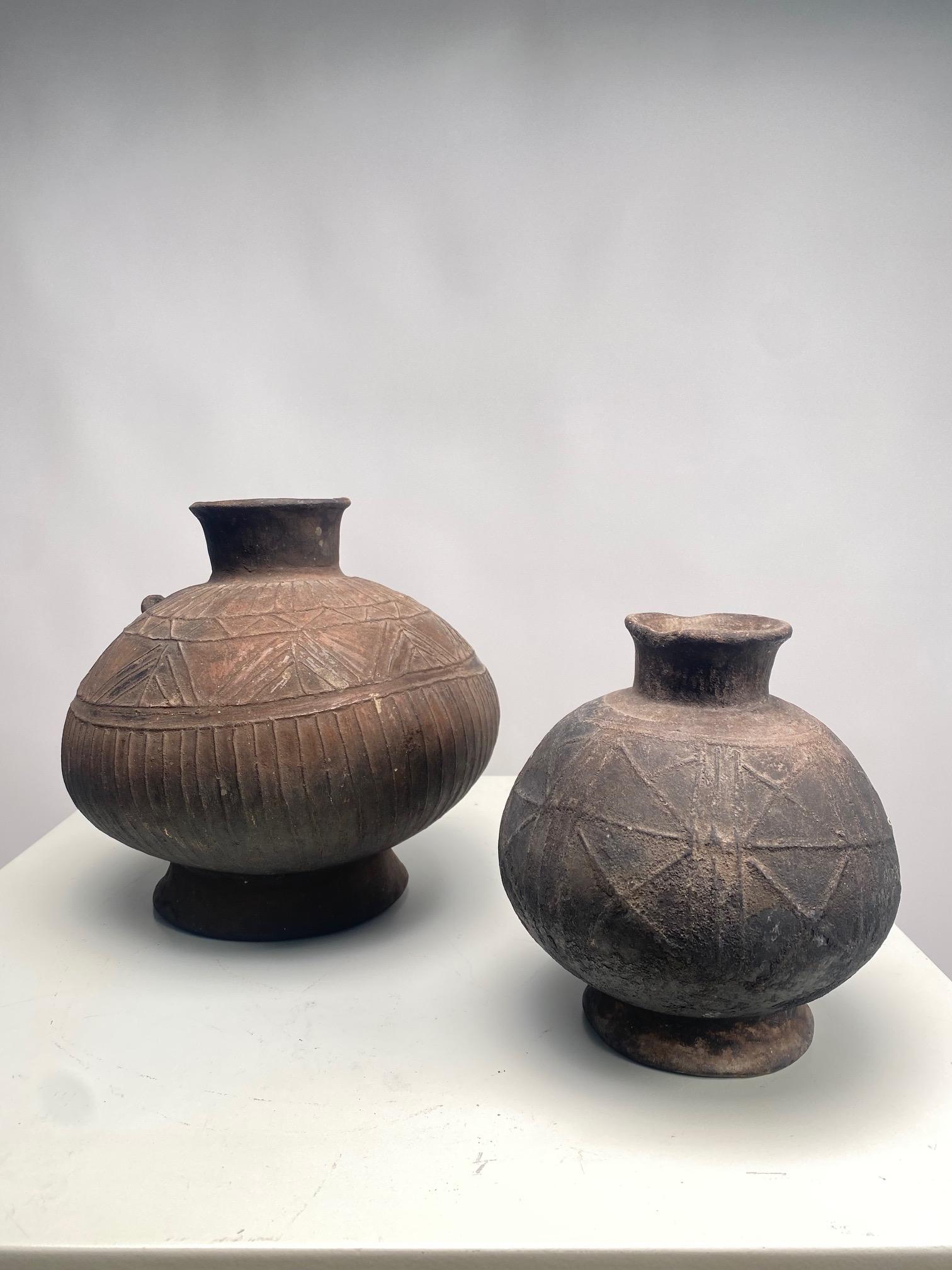 Primitive Set of two handmade African Vases with Geometric Decorations For Sale