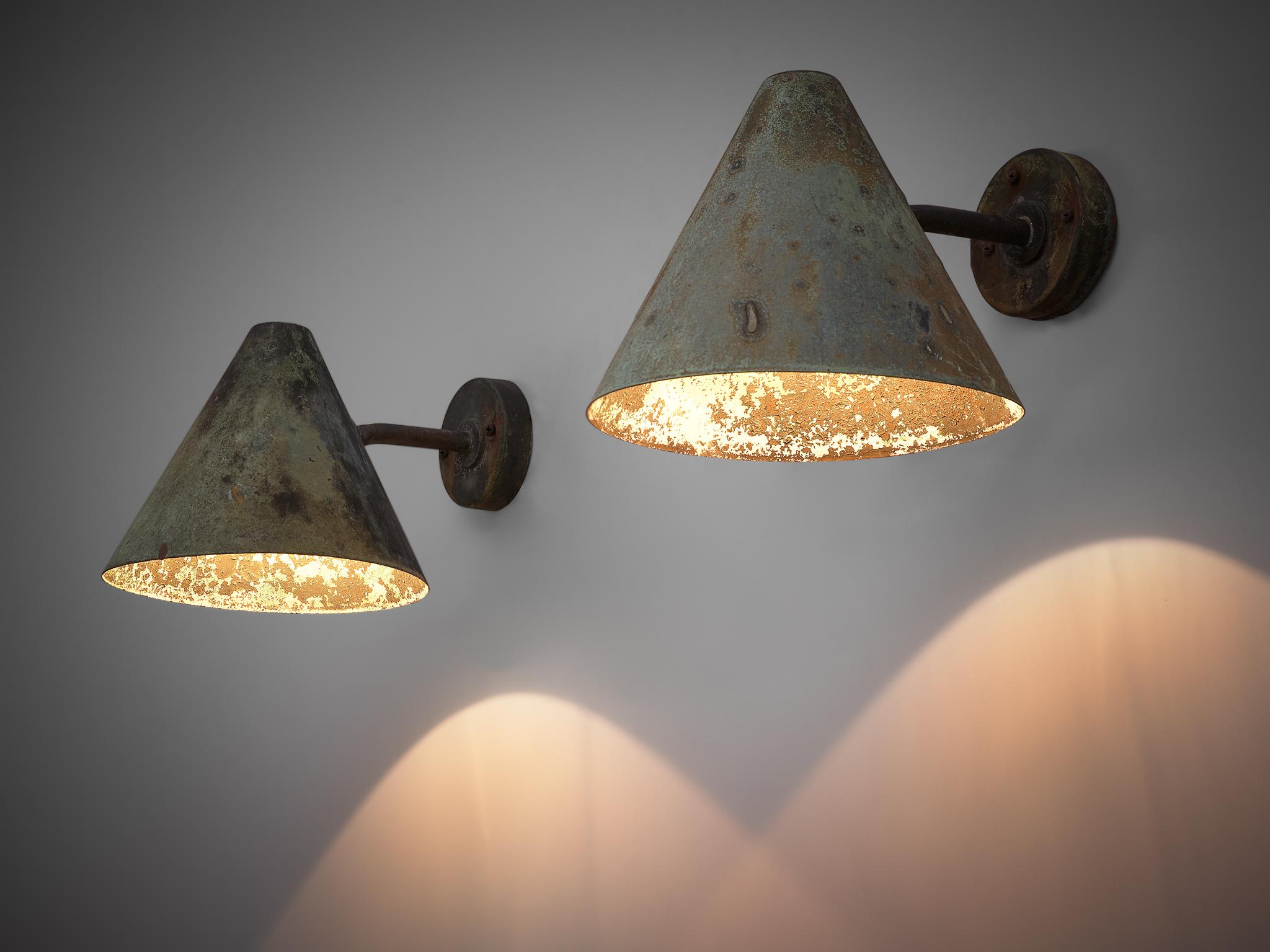 Hans-Agne Jakobsson for AB Markaryd, set of 2 wall lights, copper, by Sweden, 1950s.

Pair of cone-shaped wall light designed by Hans-Agne Jakobsson for AB Markaryd, in beautifully patinated copper. The light that this model shines creates a