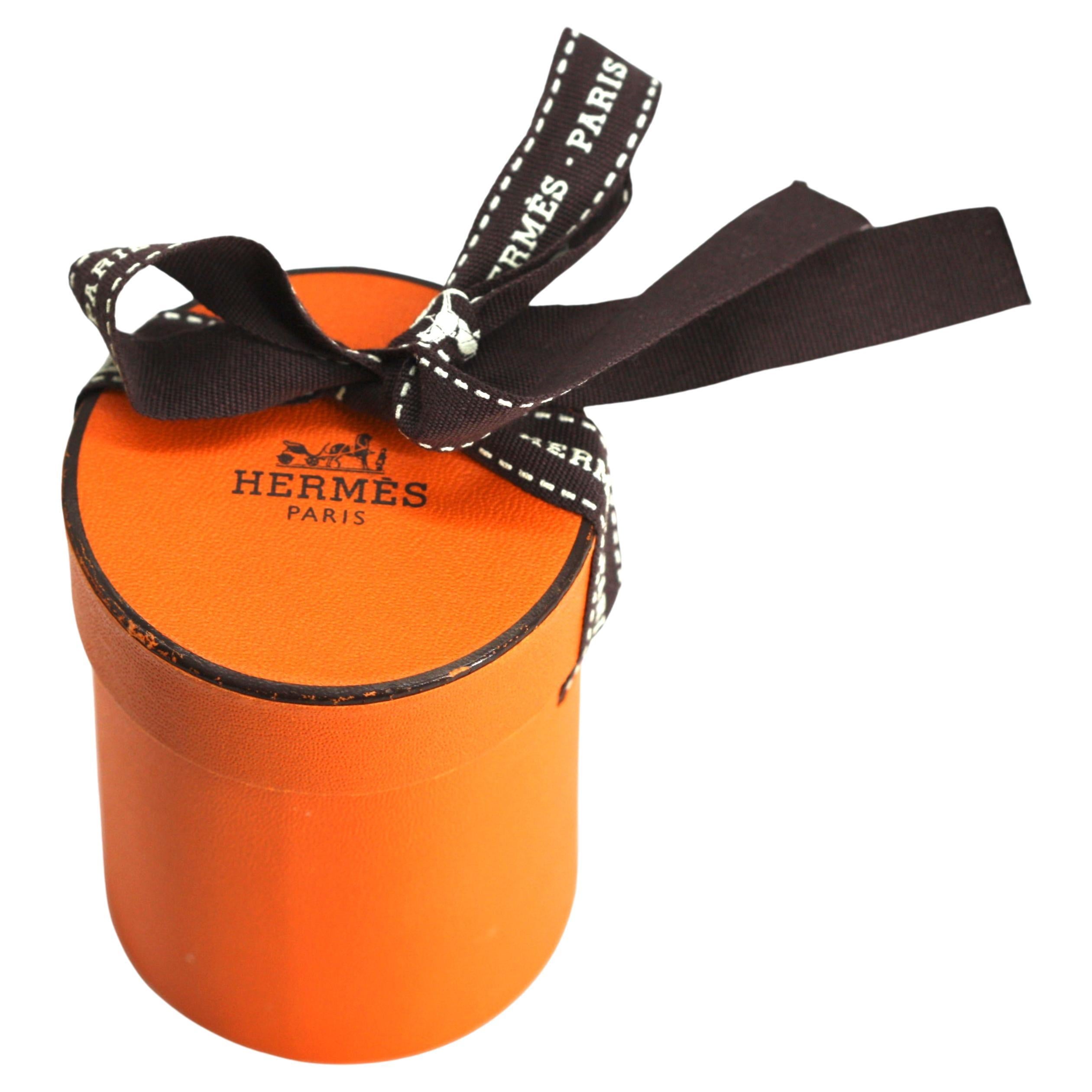 
Set di due sciarpe Hermes in seta Twilly
Firmato. Arancione con un motivo a schizzi di vernice arancione più acceso, con cartone cilindrico legato con un nastro.
Lunghezza 33 pollici.
Rapporto sulle condizioni
Buone condizioni.