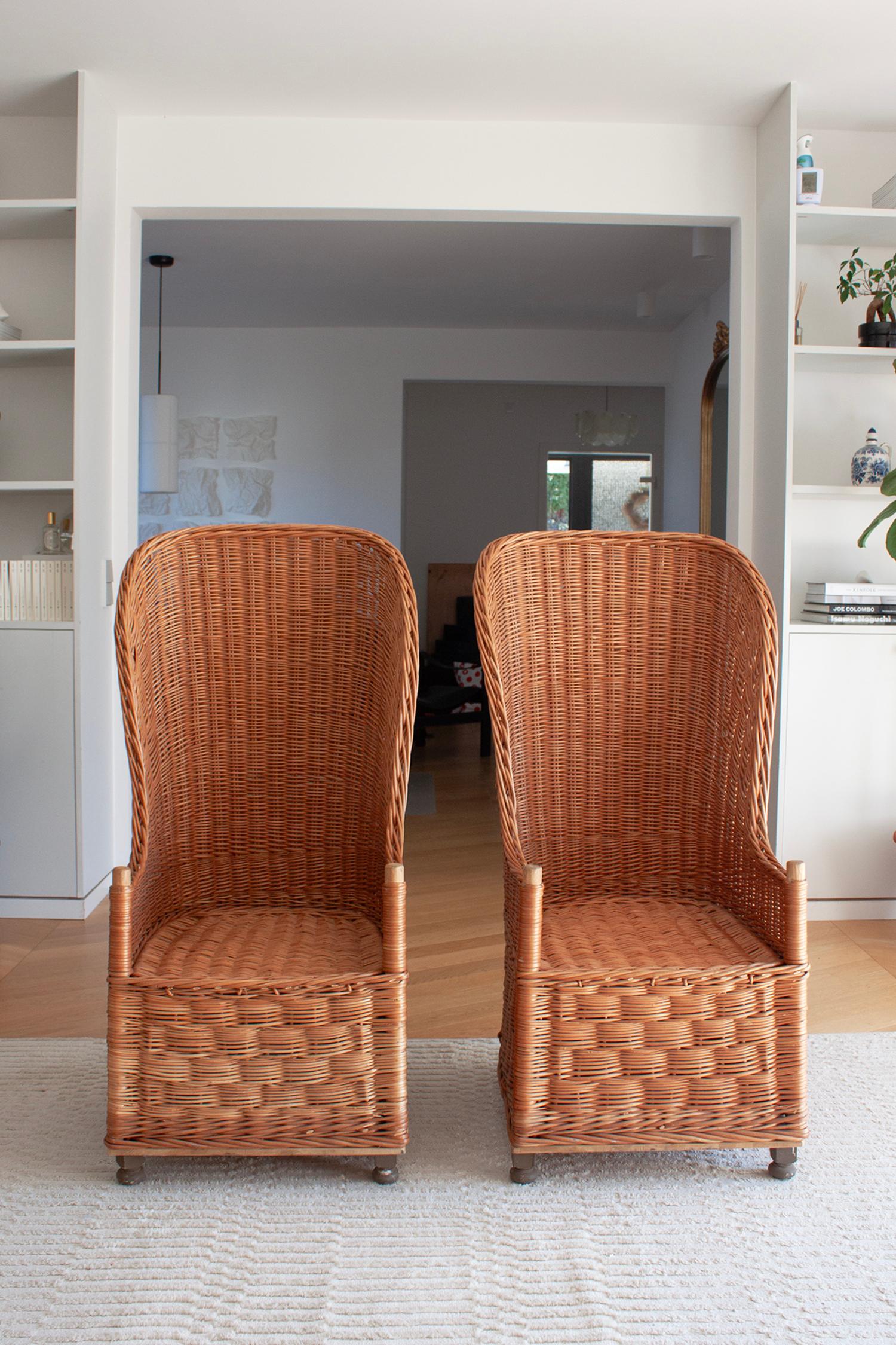 Set di due poltrone con schienale alto e curvo in vimini e rattan in vendita 2