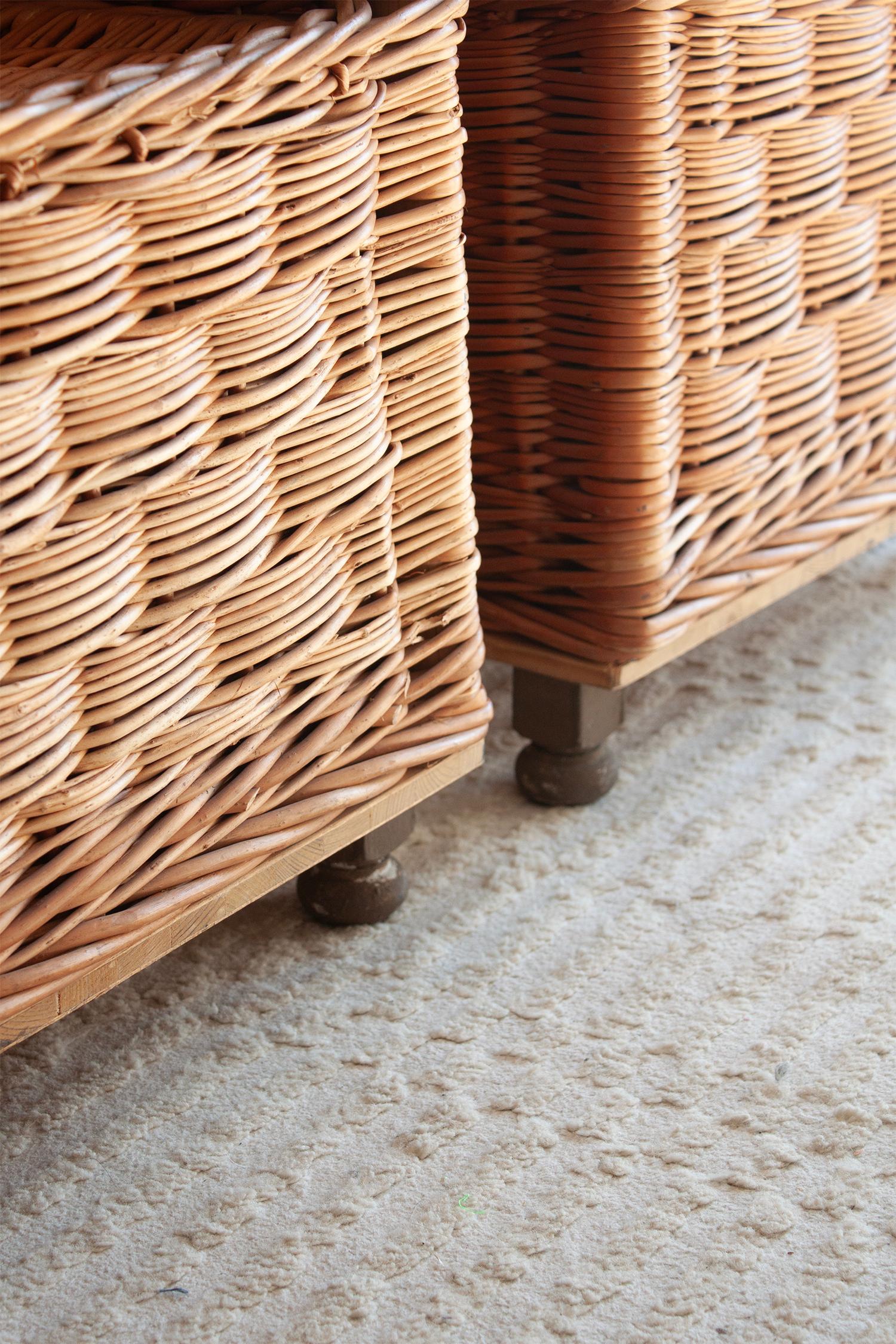 Tedesco Set di due poltrone con schienale alto e curvo in vimini e rattan in vendita