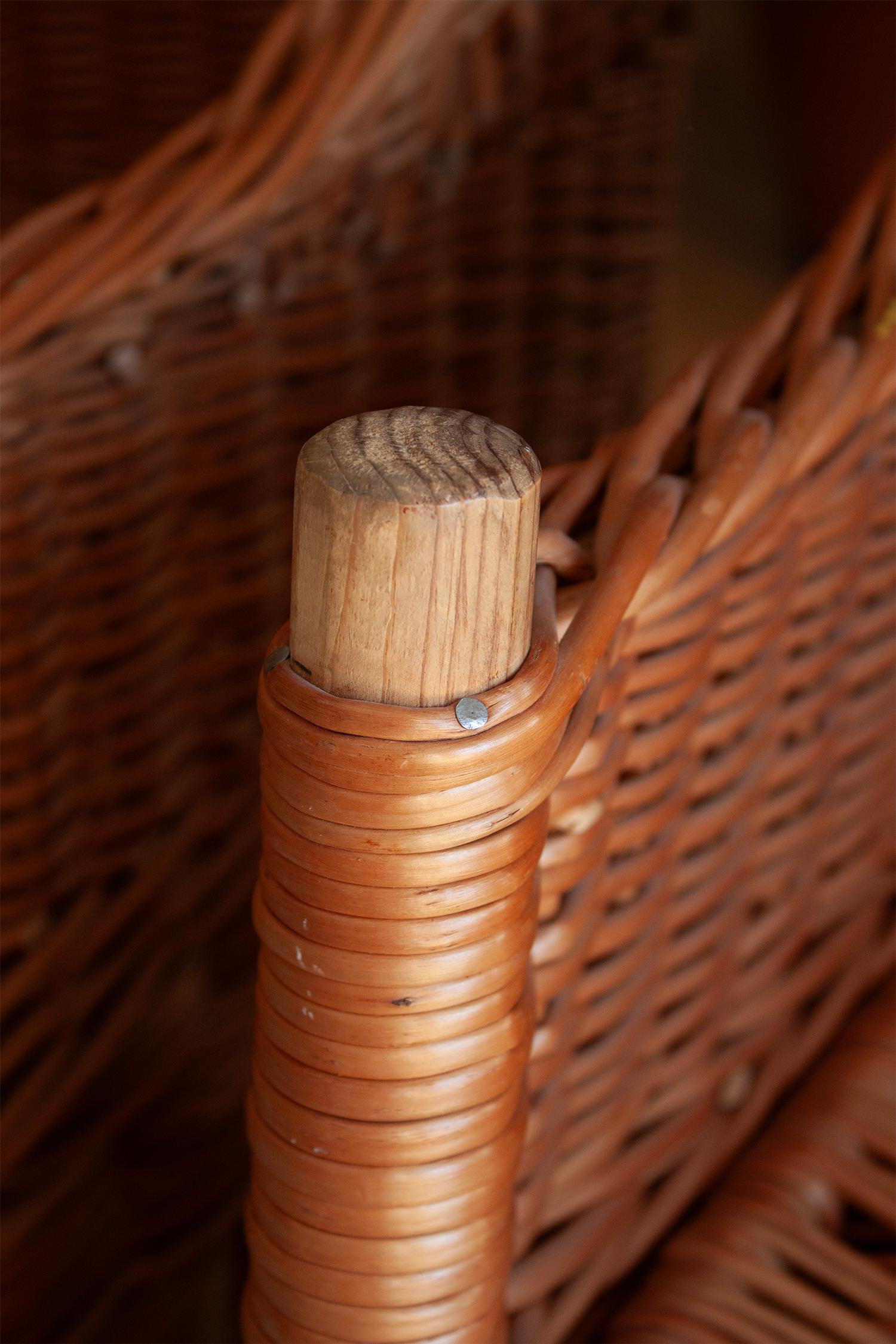 Fatto a macchina Set di due poltrone con schienale alto e curvo in vimini e rattan in vendita