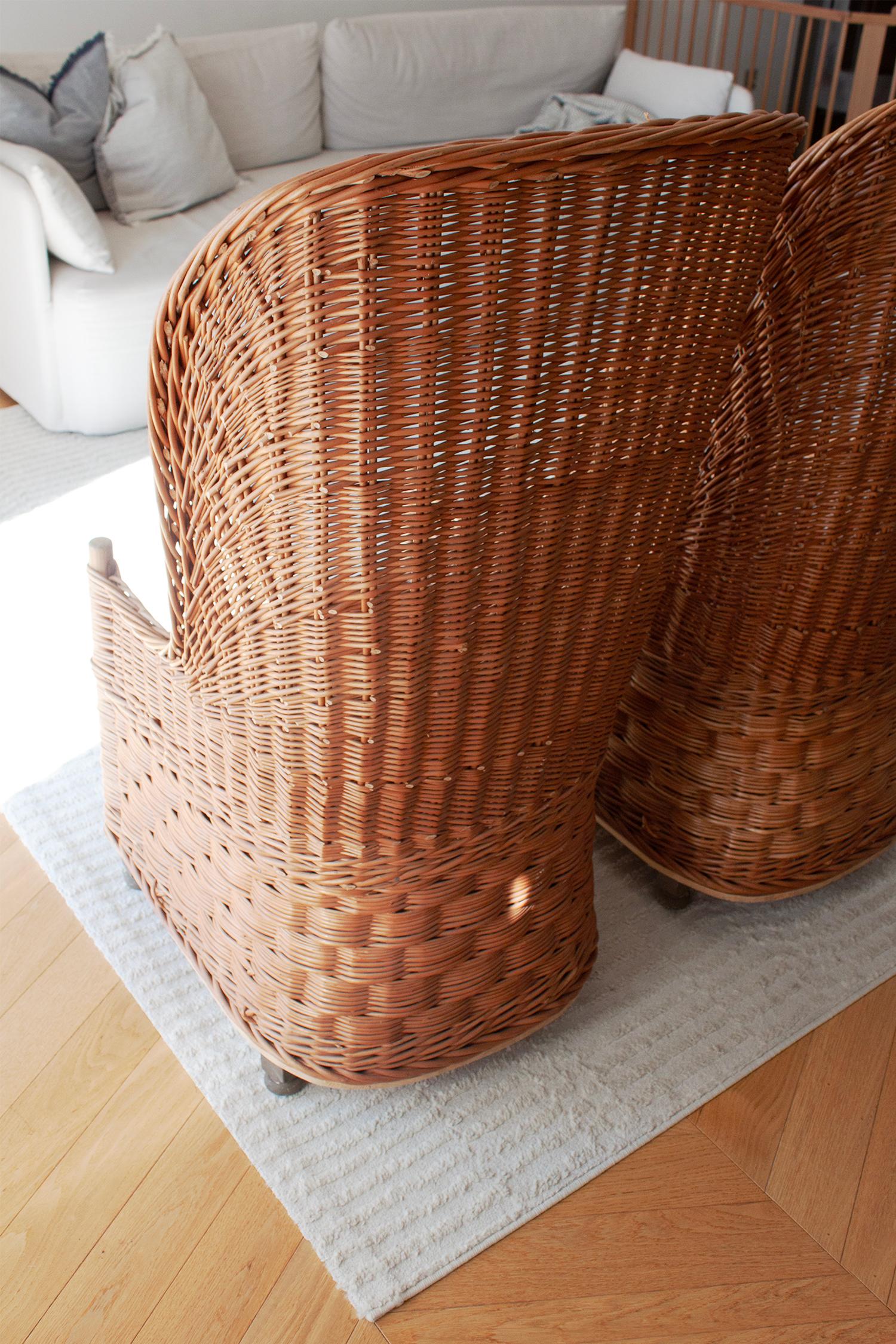 XX secolo Set di due poltrone con schienale alto e curvo in vimini e rattan in vendita