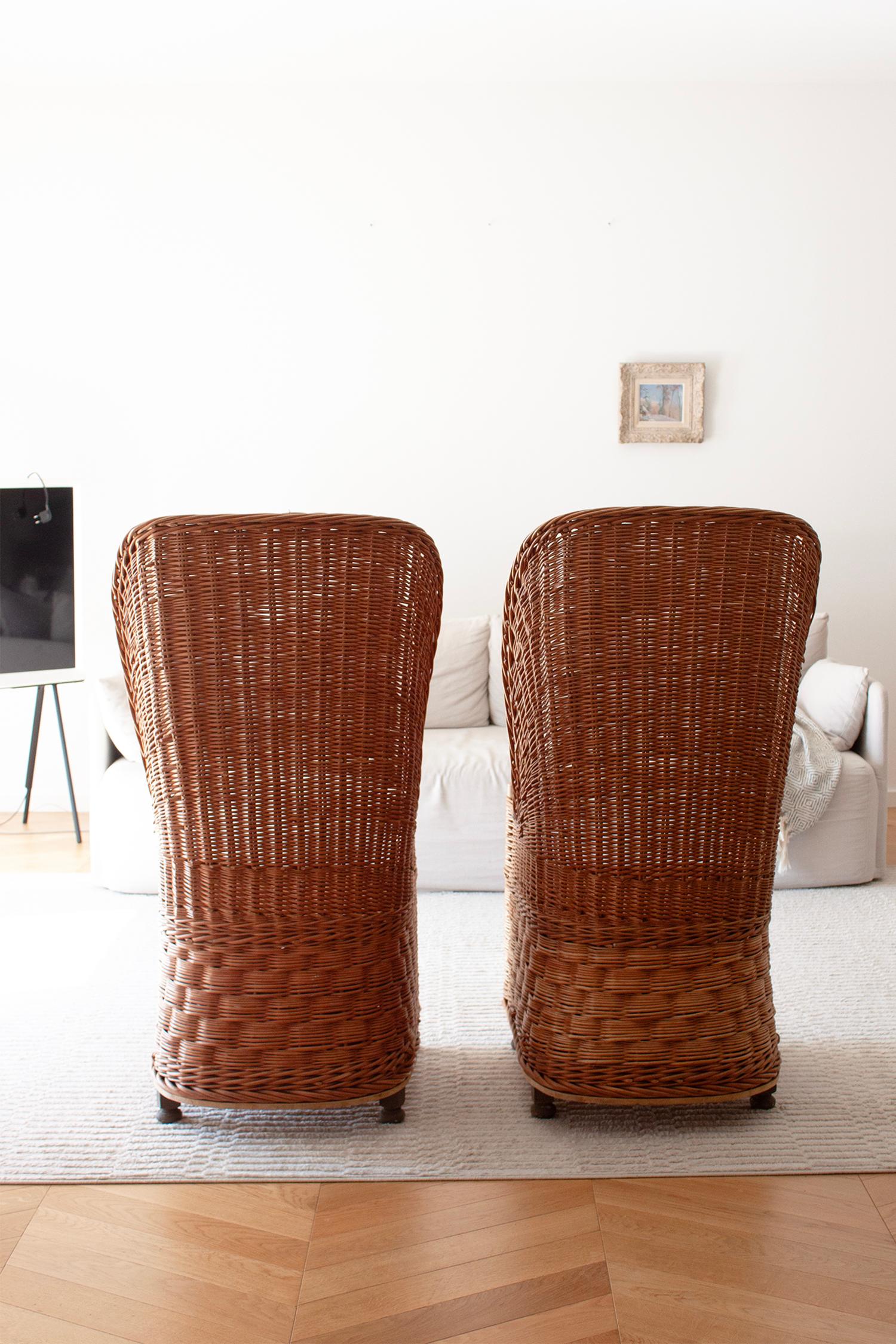 Set di due poltrone con schienale alto e curvo in vimini e rattan in vendita 1