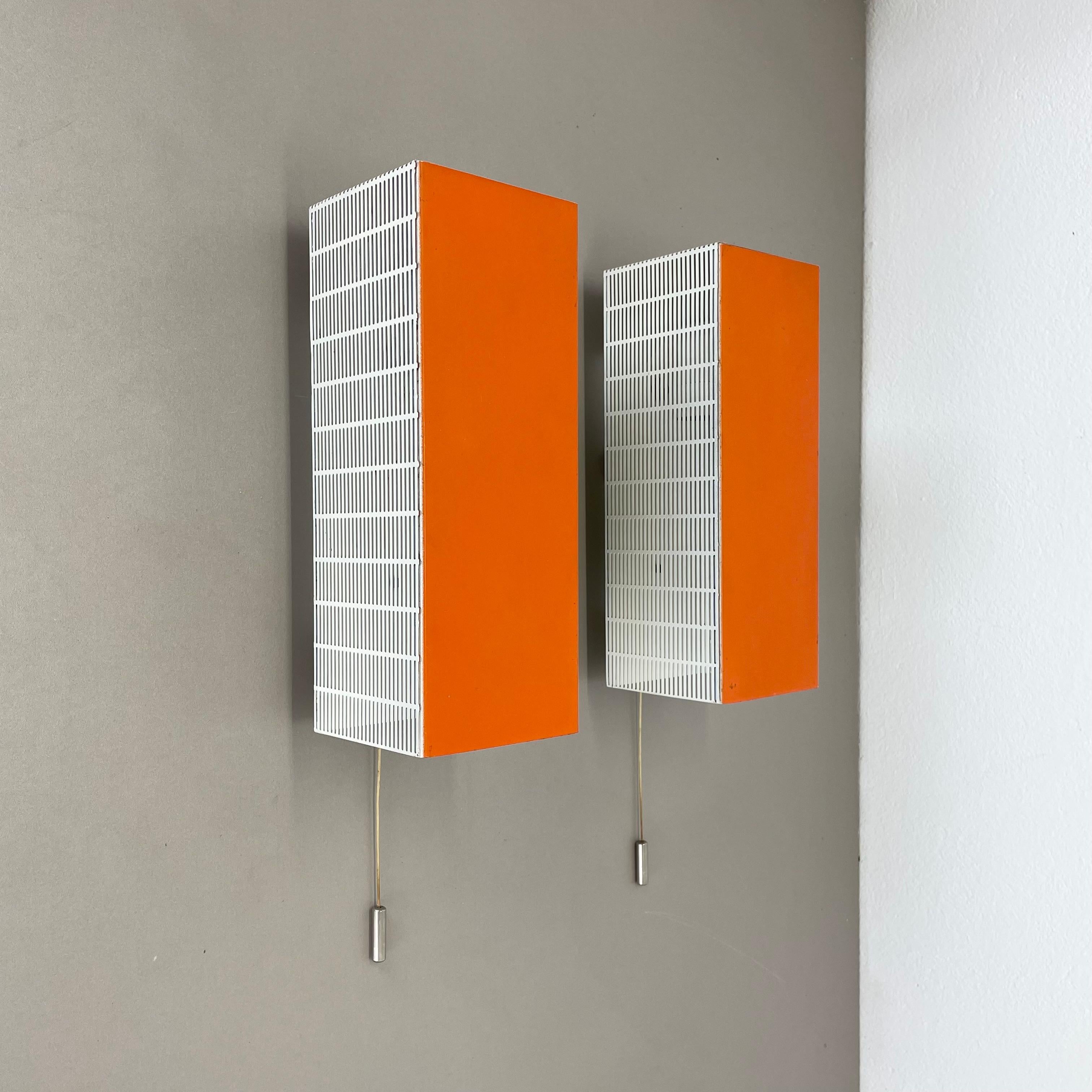 Article:

wall light, set of 2


Producer:

Origin France in Style of MATHIEU MATEGOT


Age:

1970s



This modernist wall light set was produced in France in the 1970s. It is made from solid metal in white tone and at the front in POP ART