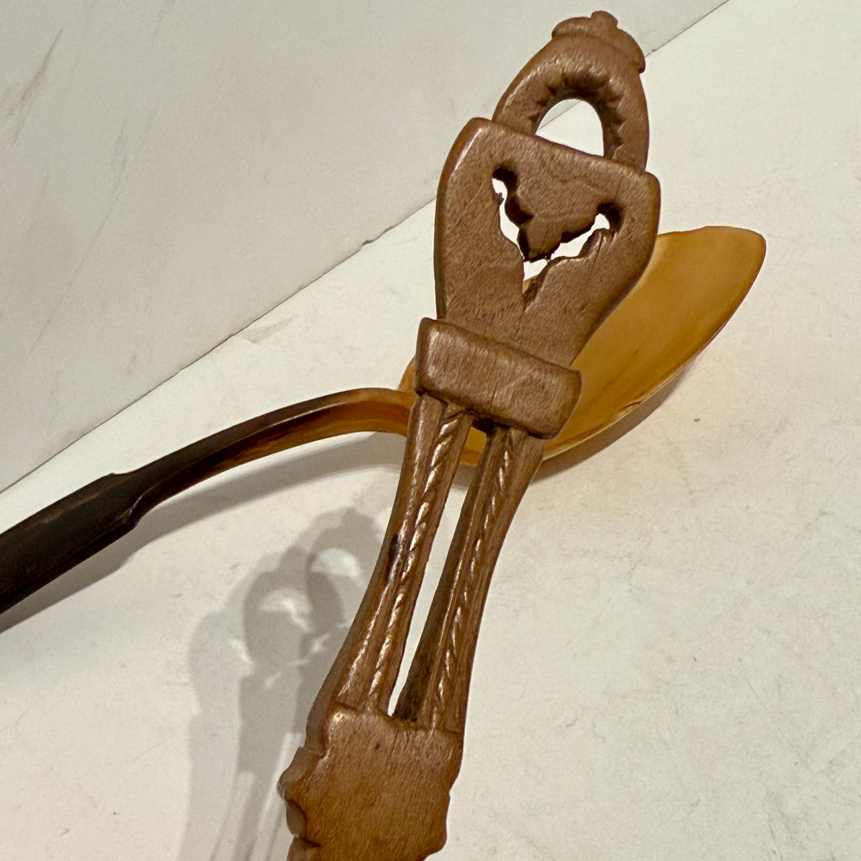 Ensemble de deux cuillères en corne et Wood Decorated Folk Art en vente 2