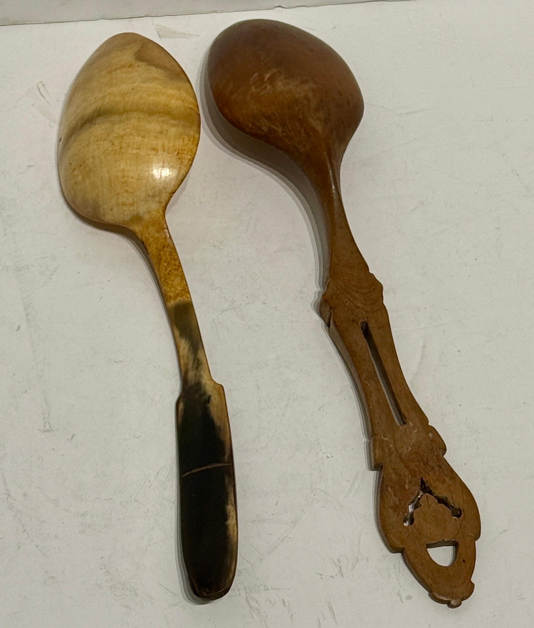 Ensemble de deux cuillères en corne et Wood Decorated Folk Art en vente 3