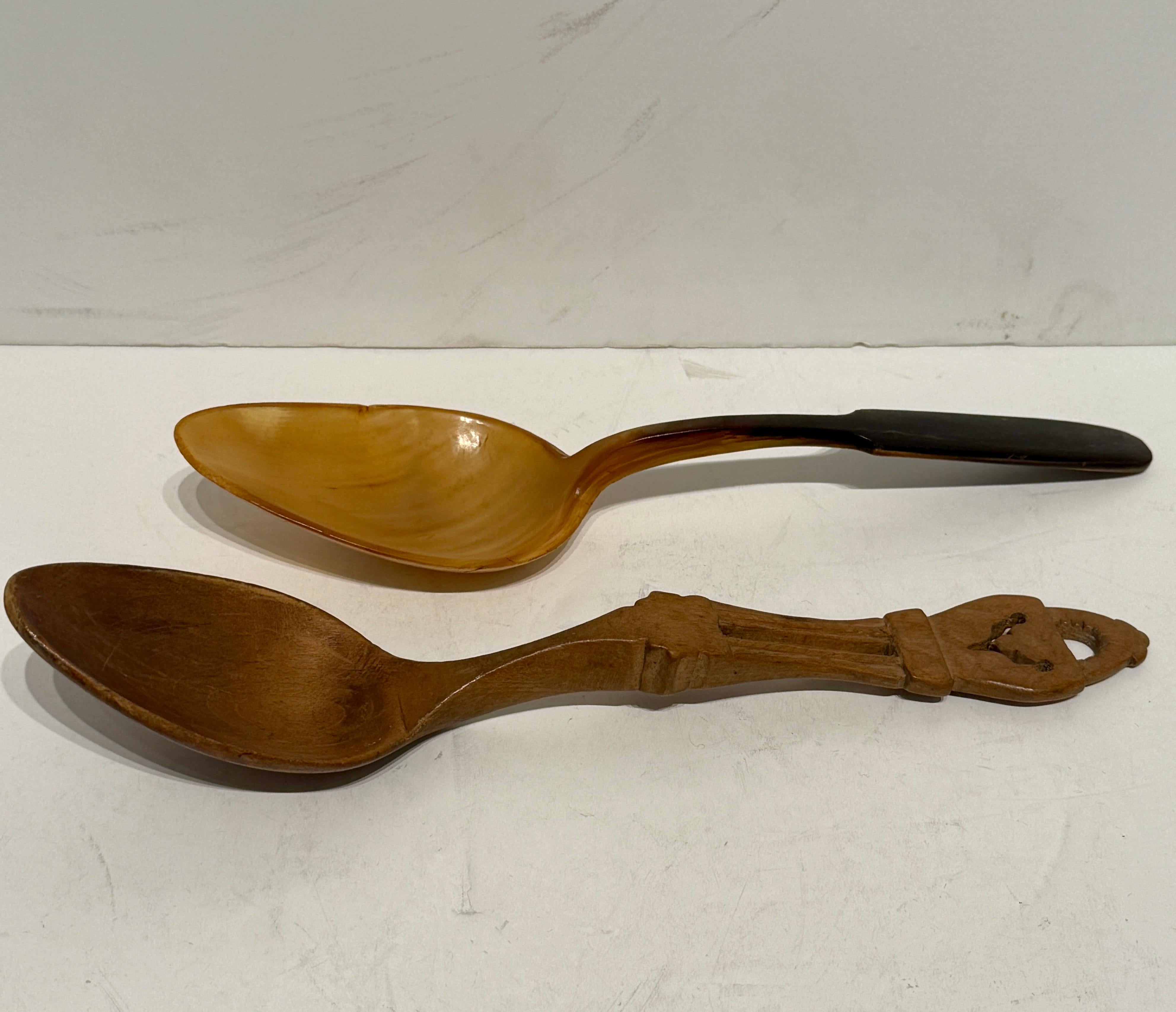 Deux cuillères suédoises d'art populaire sculptées à la main, datant du 19e siècle. Ces objets de collection campagnards sont parfaits pour compléter une collection de ces pièces recherchées. 

La cuillère en corne mesure 1,95d x 8,5w x 1,25h
La