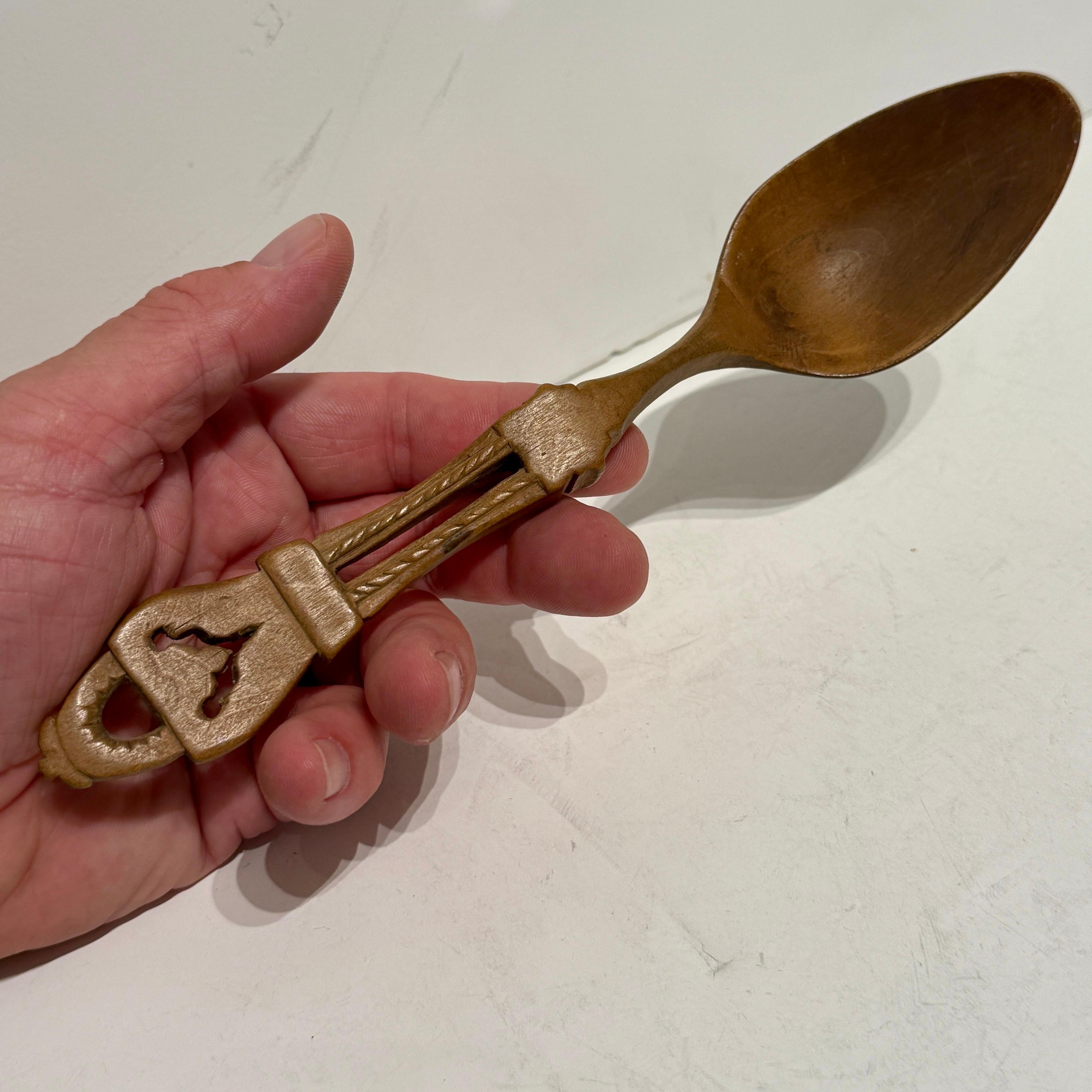 Ensemble de deux cuillères en corne et Wood Decorated Folk Art en vente 1