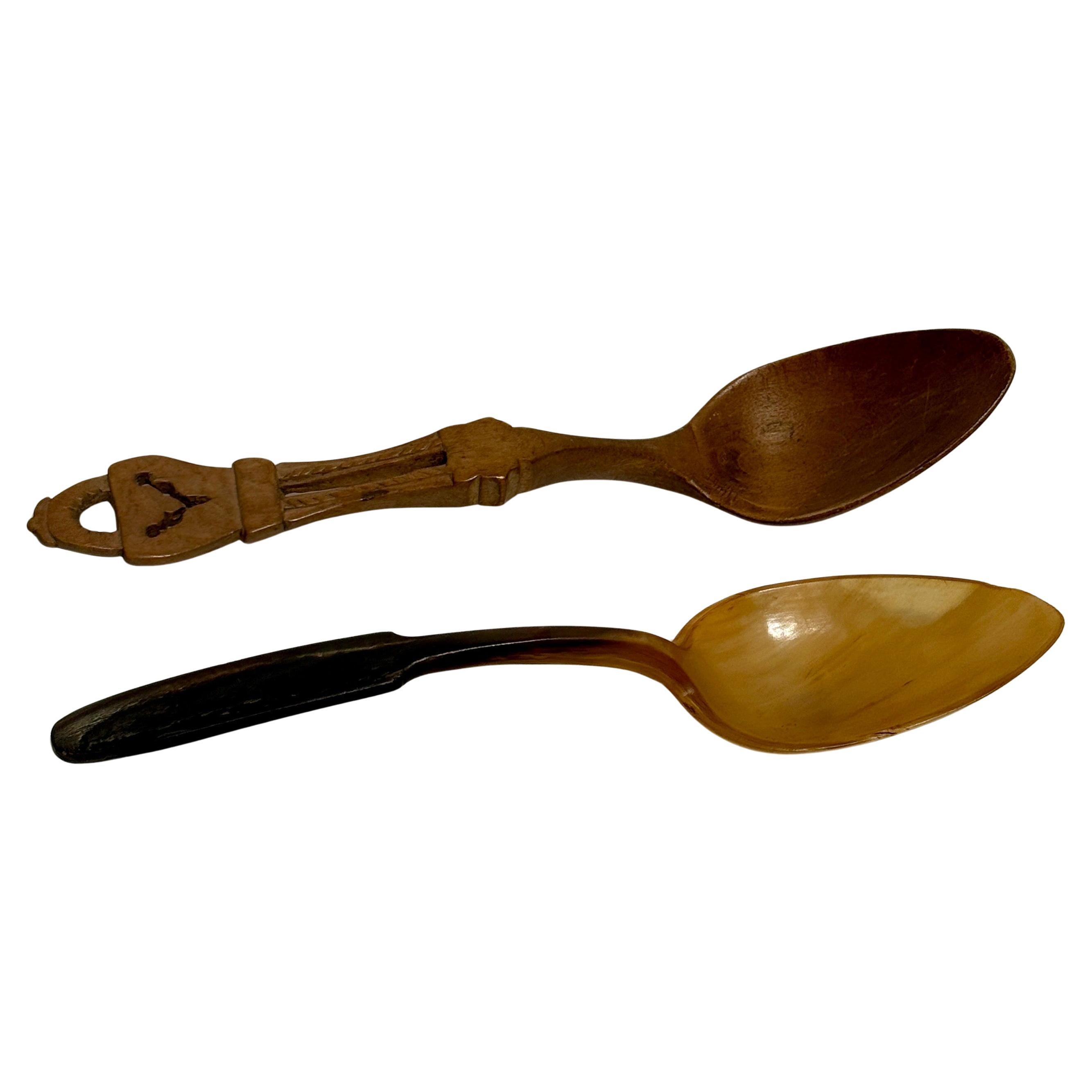 Set di due cucchiai in legno e corno decorati in stile folkloristico