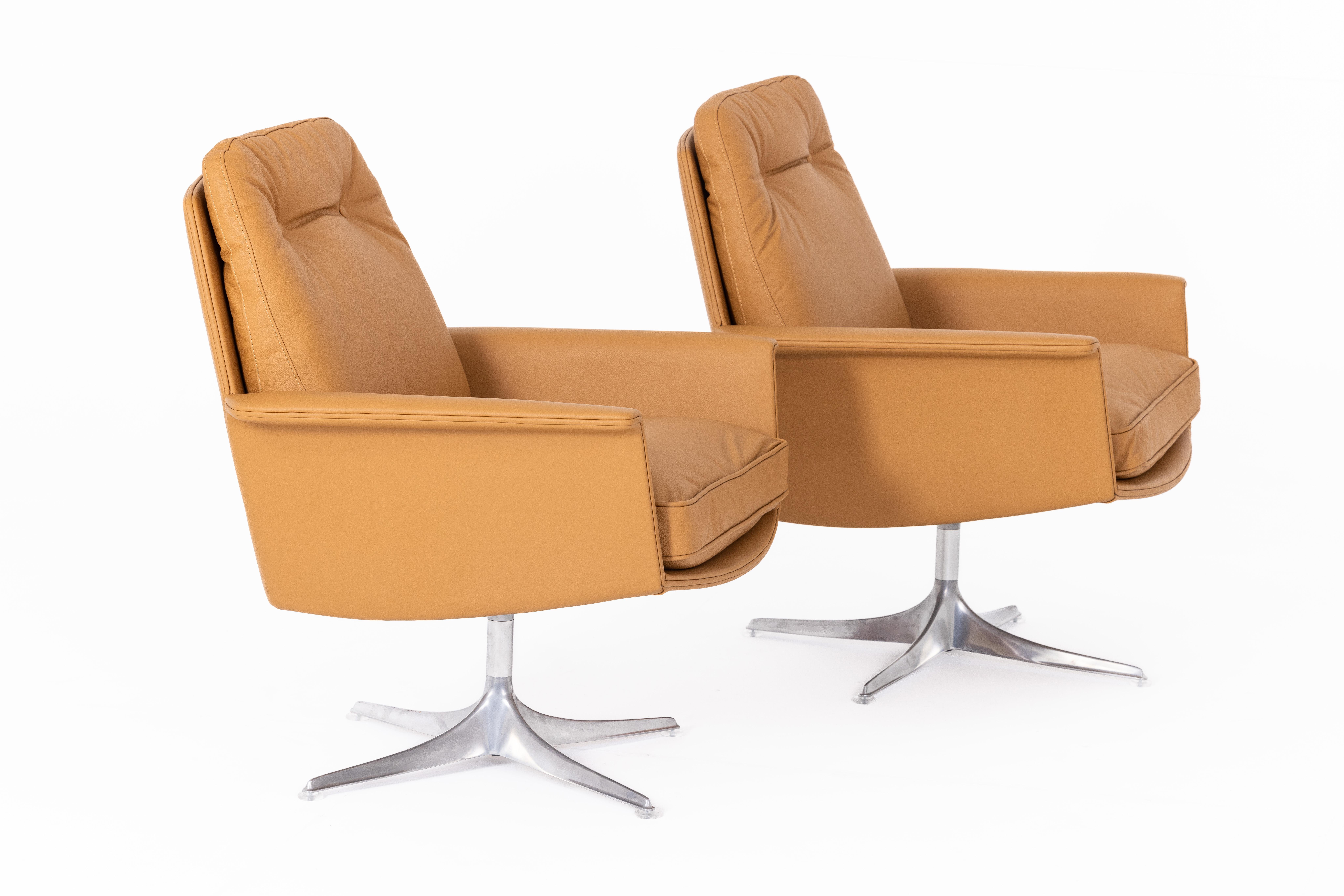 Ensemble de deux fauteuils pivotants Horst Brüning pour COR, Allemagne 1960, cuir cognac Excellent état - En vente à Torino, Piemonte