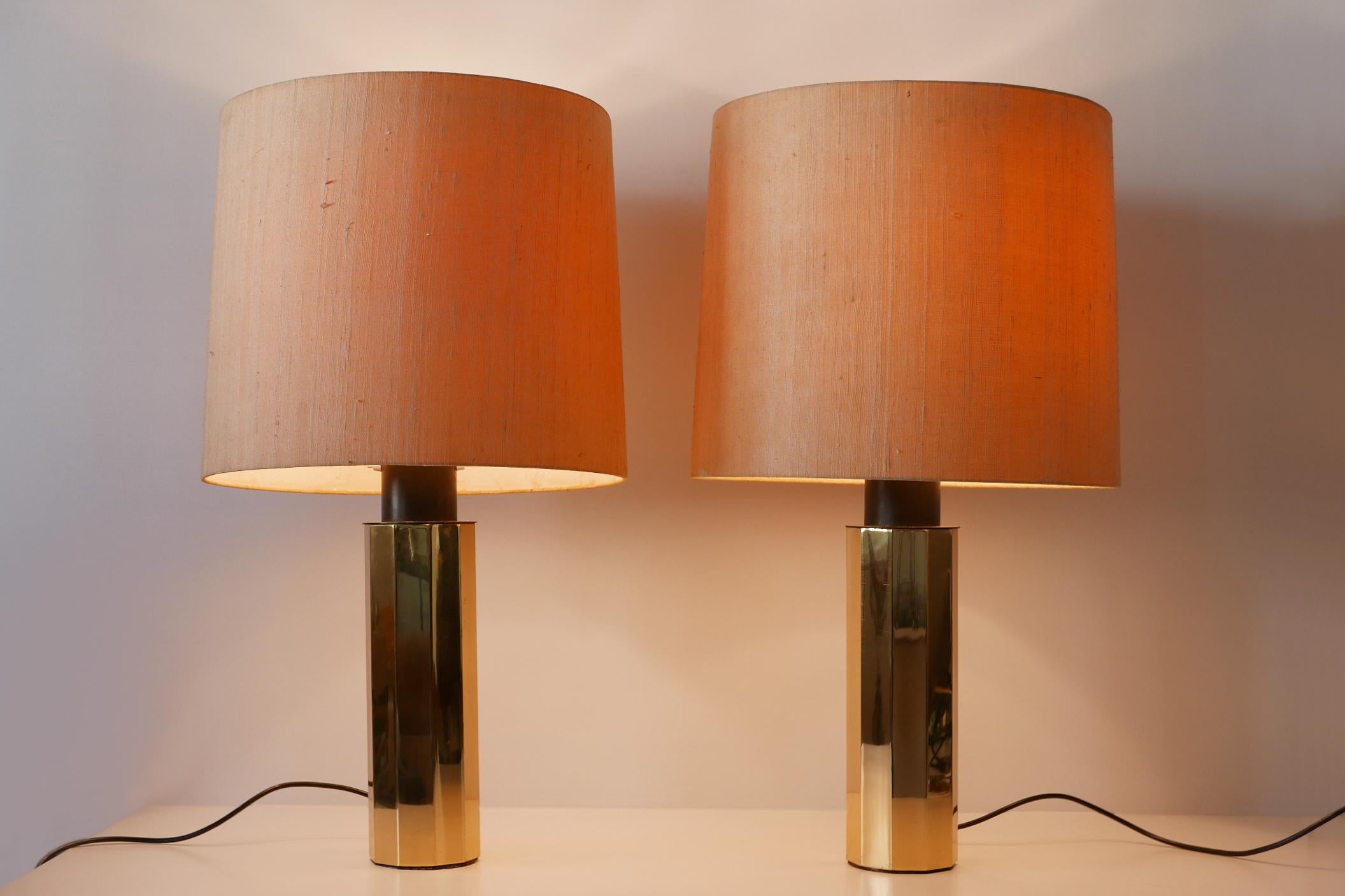 Satz von zwei großen, außergewöhnlichen und eleganten dekagonalen Messing-Tischlampen aus der Jahrhundertmitte. Entworfen und hergestellt wahrscheinlich in den 1960er Jahren in Deutschland.

Ausgeführt in poliertem Messing, Aluminium, kommt jede