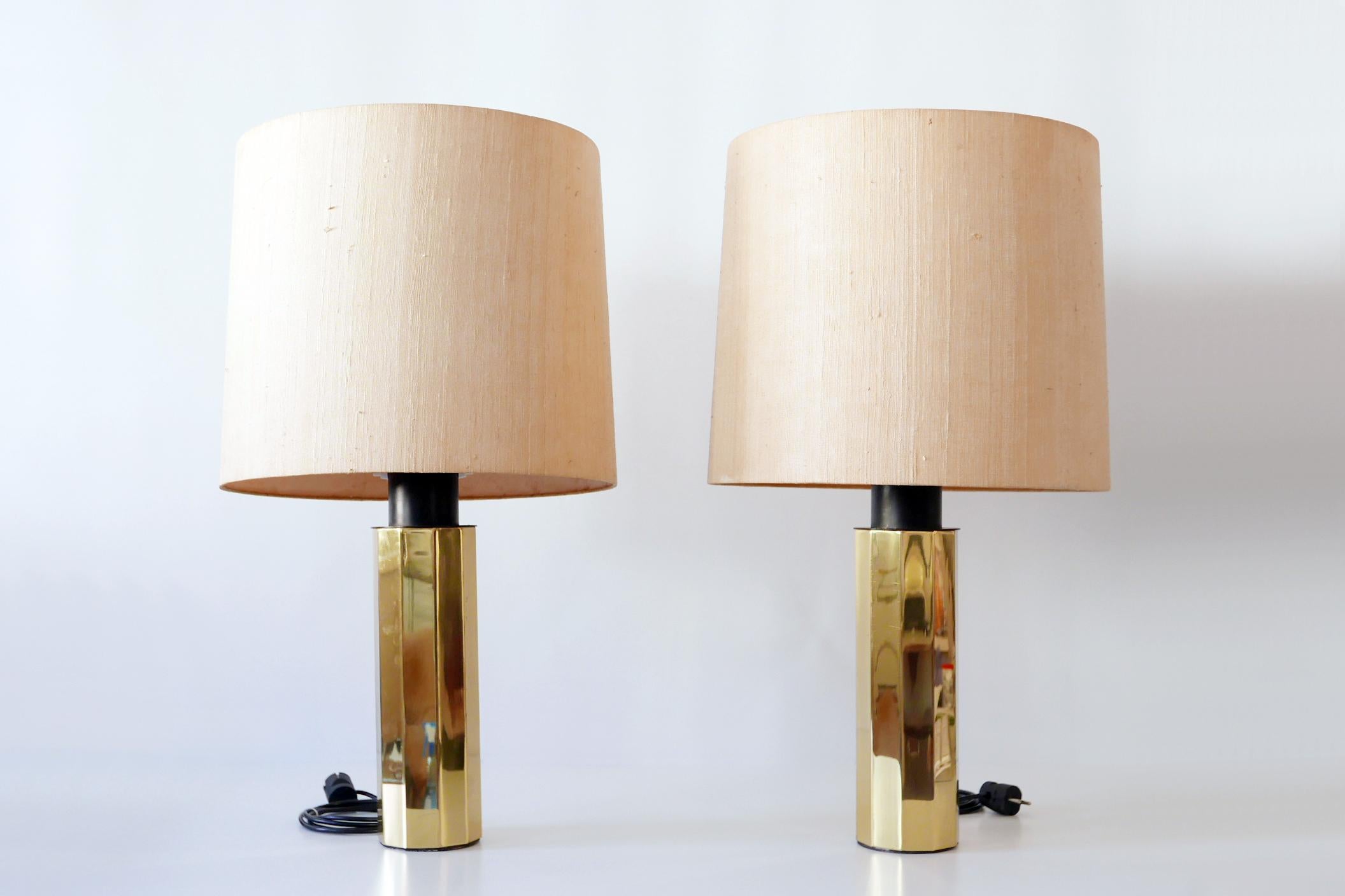 Allemand Ensemble de deux énormes lampes de table décagonales en laiton à 5 lumières:: années 1960:: Allemagne en vente