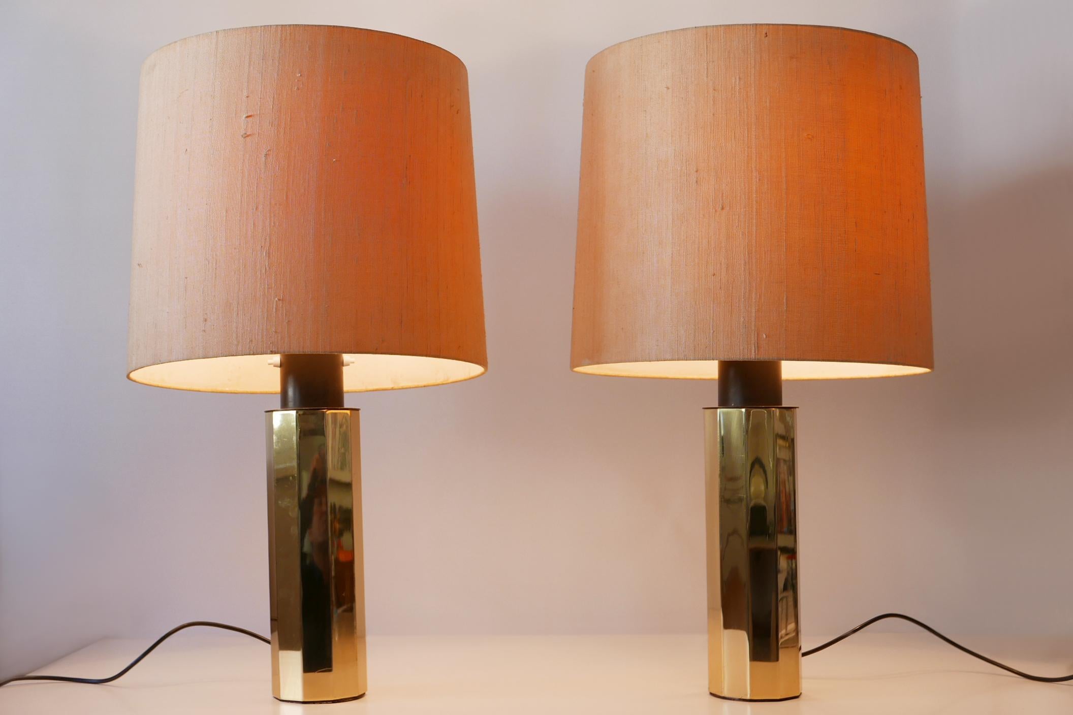 Milieu du XXe siècle Ensemble de deux énormes lampes de table décagonales en laiton à 5 lumières:: années 1960:: Allemagne en vente