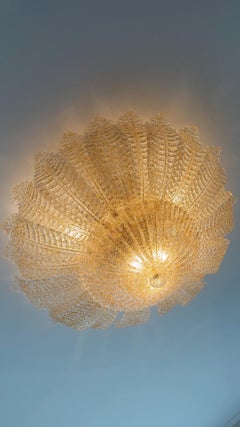 Set di due enormi lampadari piatti di Murano con prismi a forma di piuma color ambra