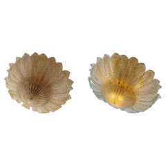 Set di due enormi lampadari piatti di Murano con prismi a forma di piuma color ambra