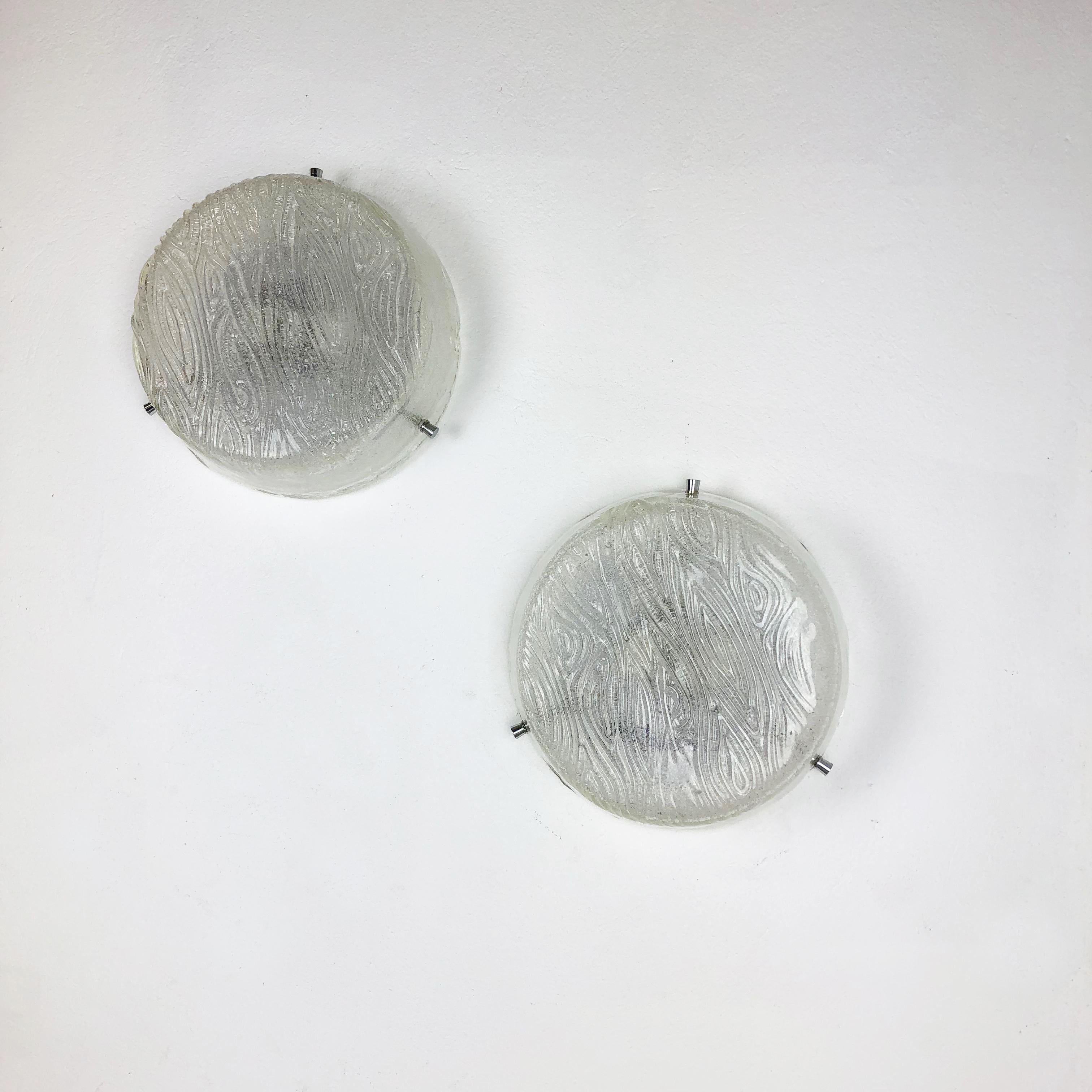 Juego de dos enormes apliques de cristal de hielo Estilo Kalmar, Alemania Años 70 Moderno de mediados de siglo en venta