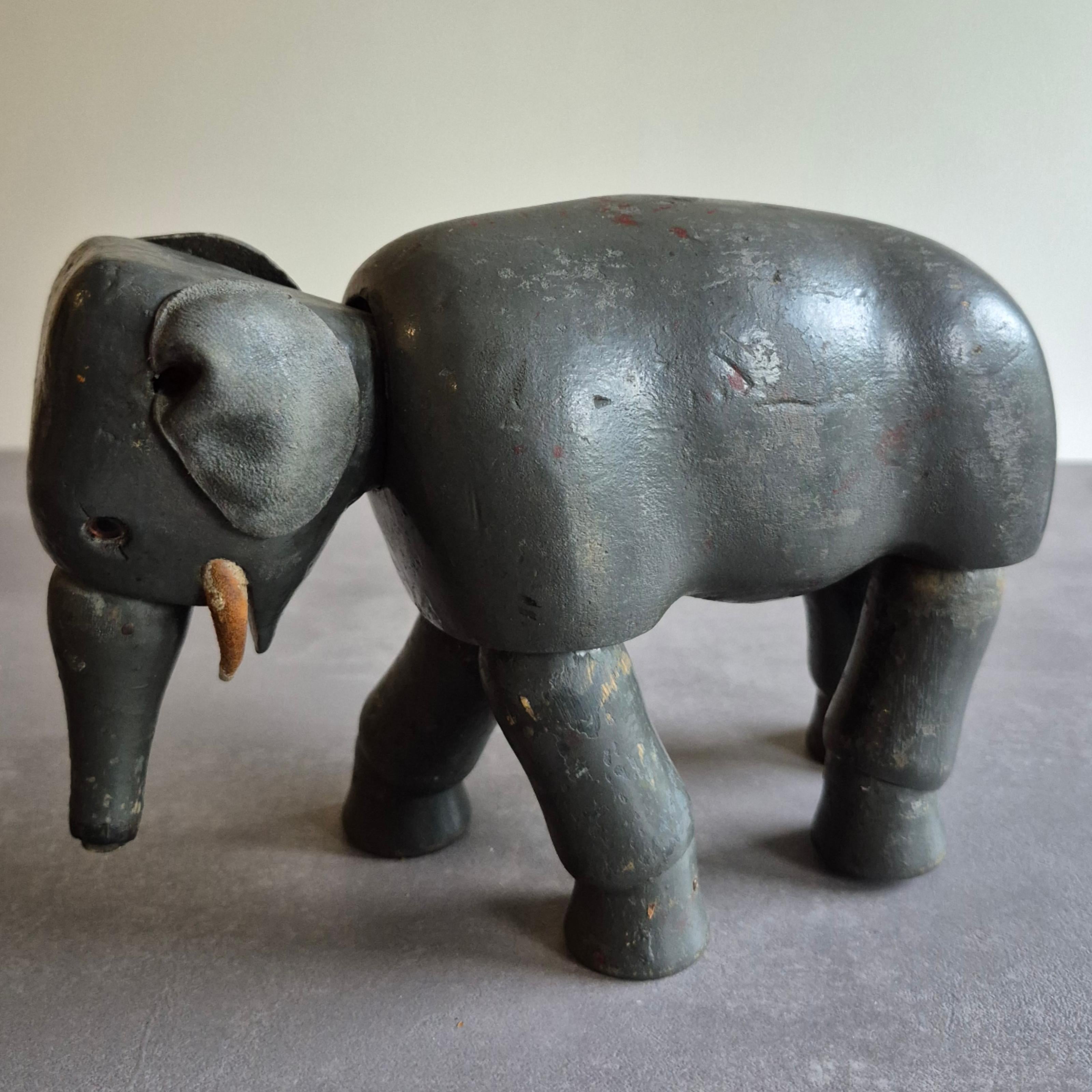 Set di due animali in legno della serie 