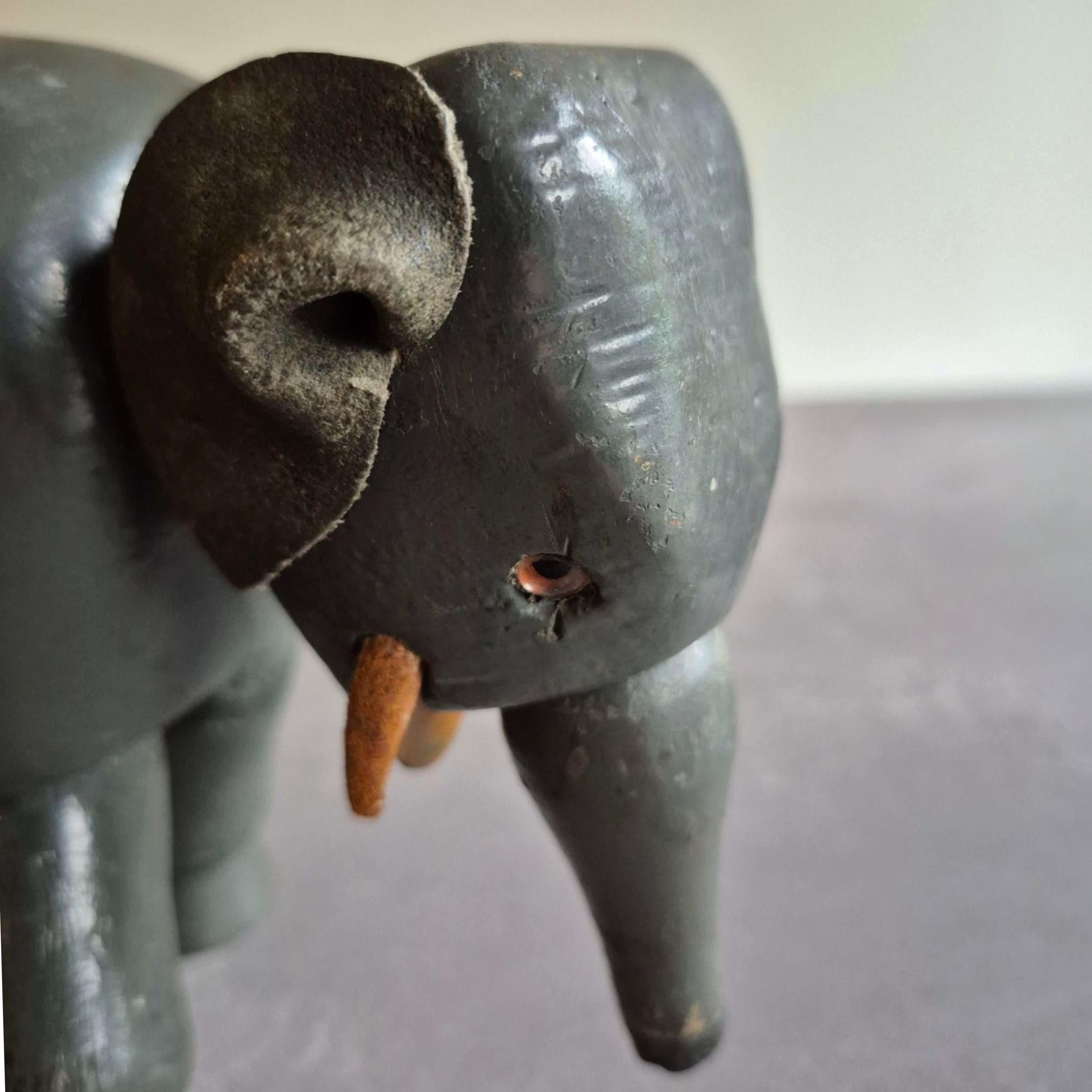 Set di due animali in legno della serie 