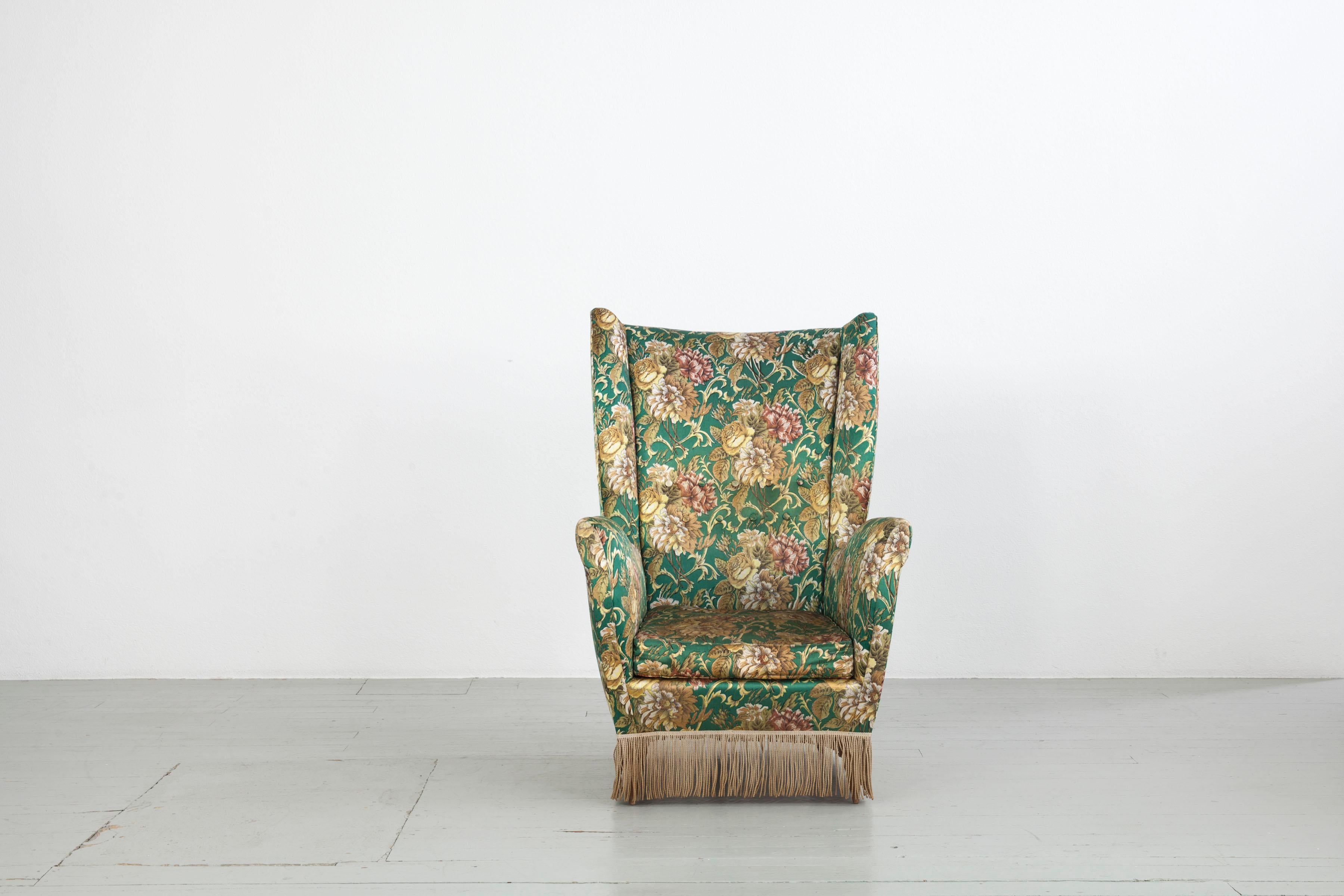 Dieses extravagante Sesselpaar wurde in den 1950er Jahren in Italien von dem Hersteller ISA Bergamo hergestellt. Die Sessel sind mit einem einzigartigen, glänzenden Seidenstoff bezogen. Die Beine der Sessel sind durch elegante Goldfransen verdeckt.