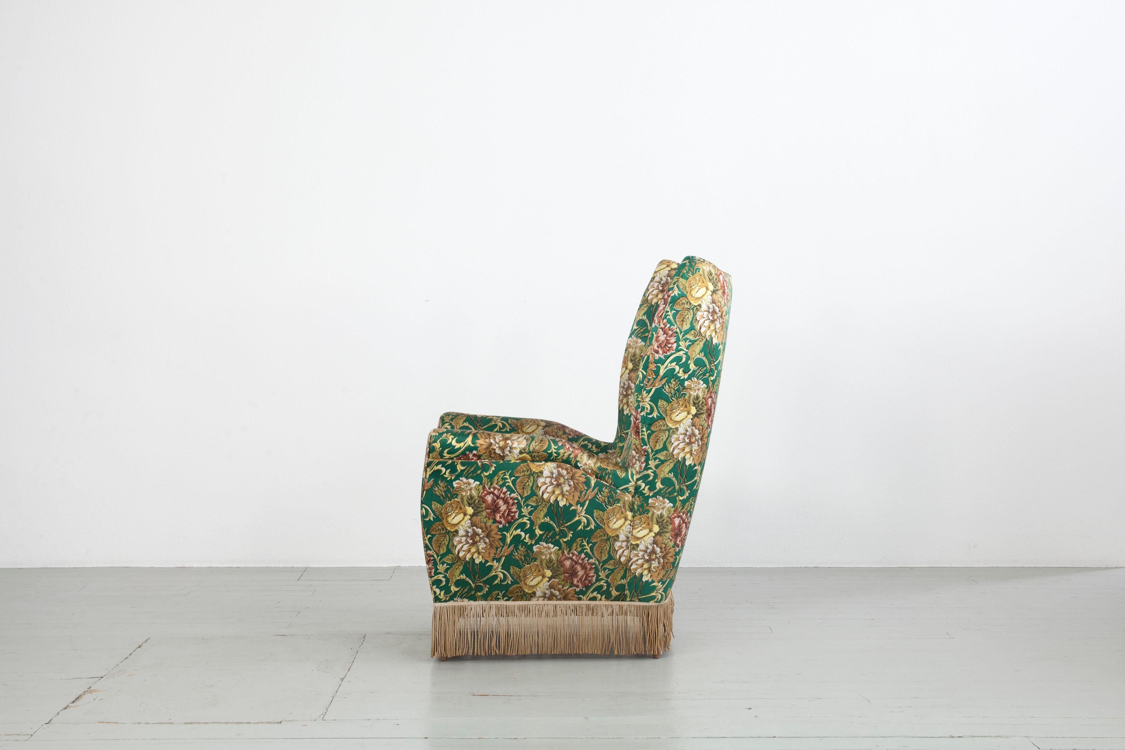 Set di due sedie Wingback imbottite con fiori italiani di I. S. A. Bergamo, anni '50 in vendita 1