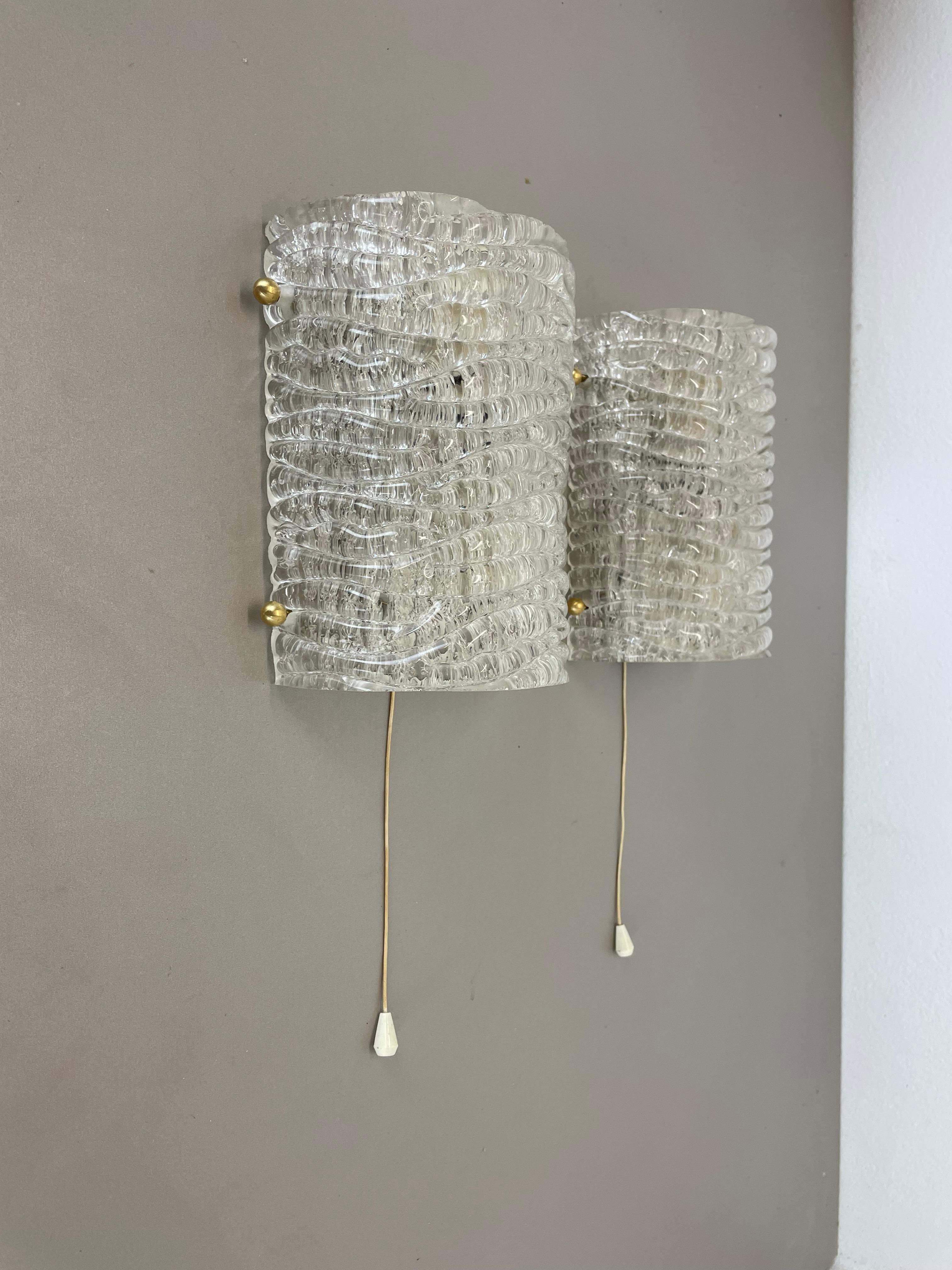 Set of Two Ice Glass Wall Light Sconces Kalmar Style, Germany, 1970s In Good Condition For Sale In Kirchlengern, DE