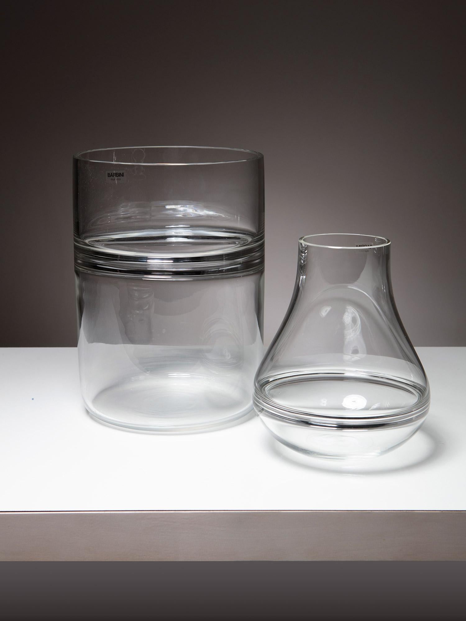 Ensemble de deux vases fabriqués par Barbini.
Formes pures avec connexion incalmo entre les parties supérieures et inférieures.
La taille se réfère à la pièce la plus grande.
