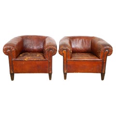 Ensemble de deux incroyables fauteuils club en cuir ancien, bénéficiant d'une patine étonnante.