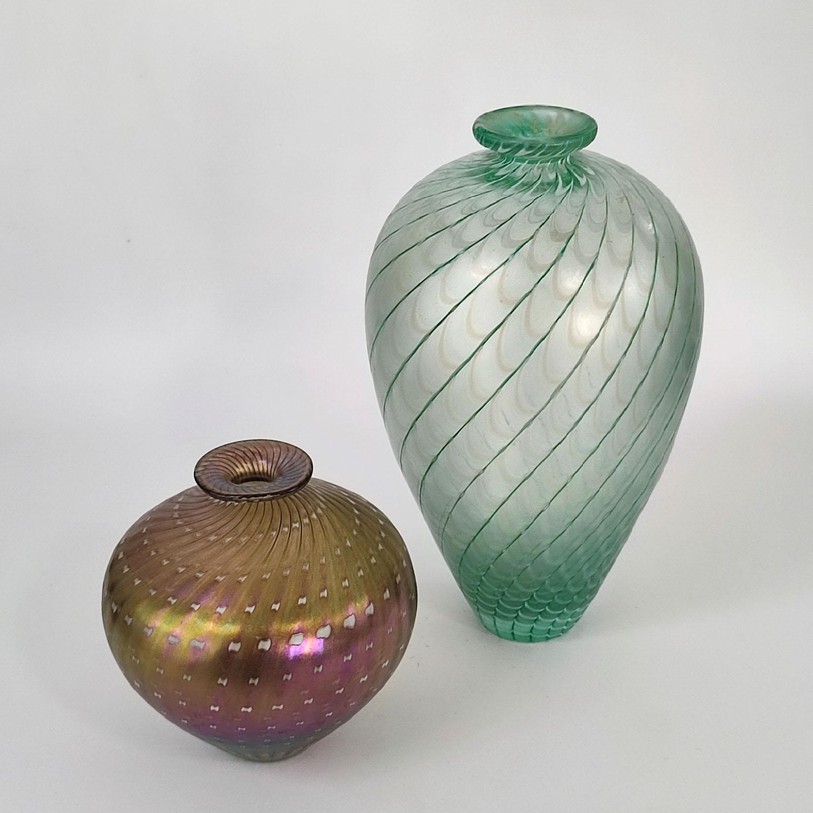 Scandinave moderne Ensemble de deux vases en verre irisé par Bertil Vallien pour Kosta Boda Suède 1984 en vente