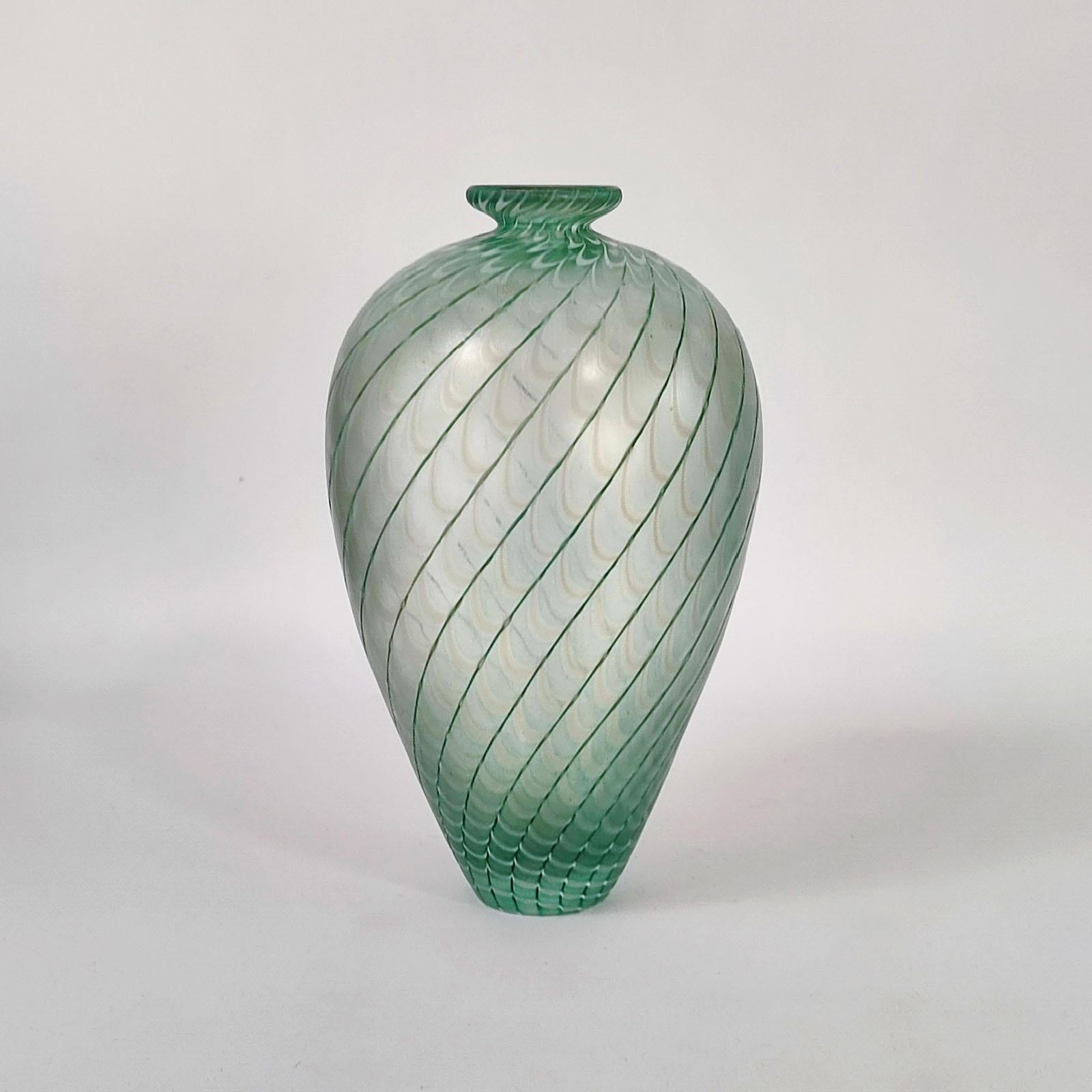 Suédois Ensemble de deux vases en verre irisé par Bertil Vallien pour Kosta Boda Suède 1984 en vente