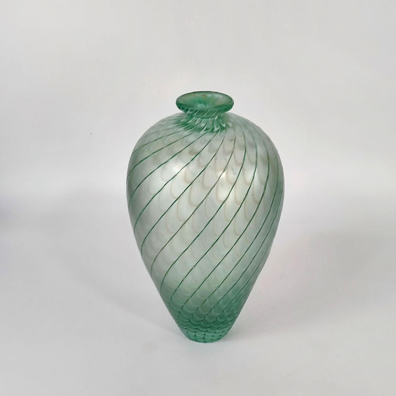 Fait main Ensemble de deux vases en verre irisé par Bertil Vallien pour Kosta Boda Suède 1984 en vente
