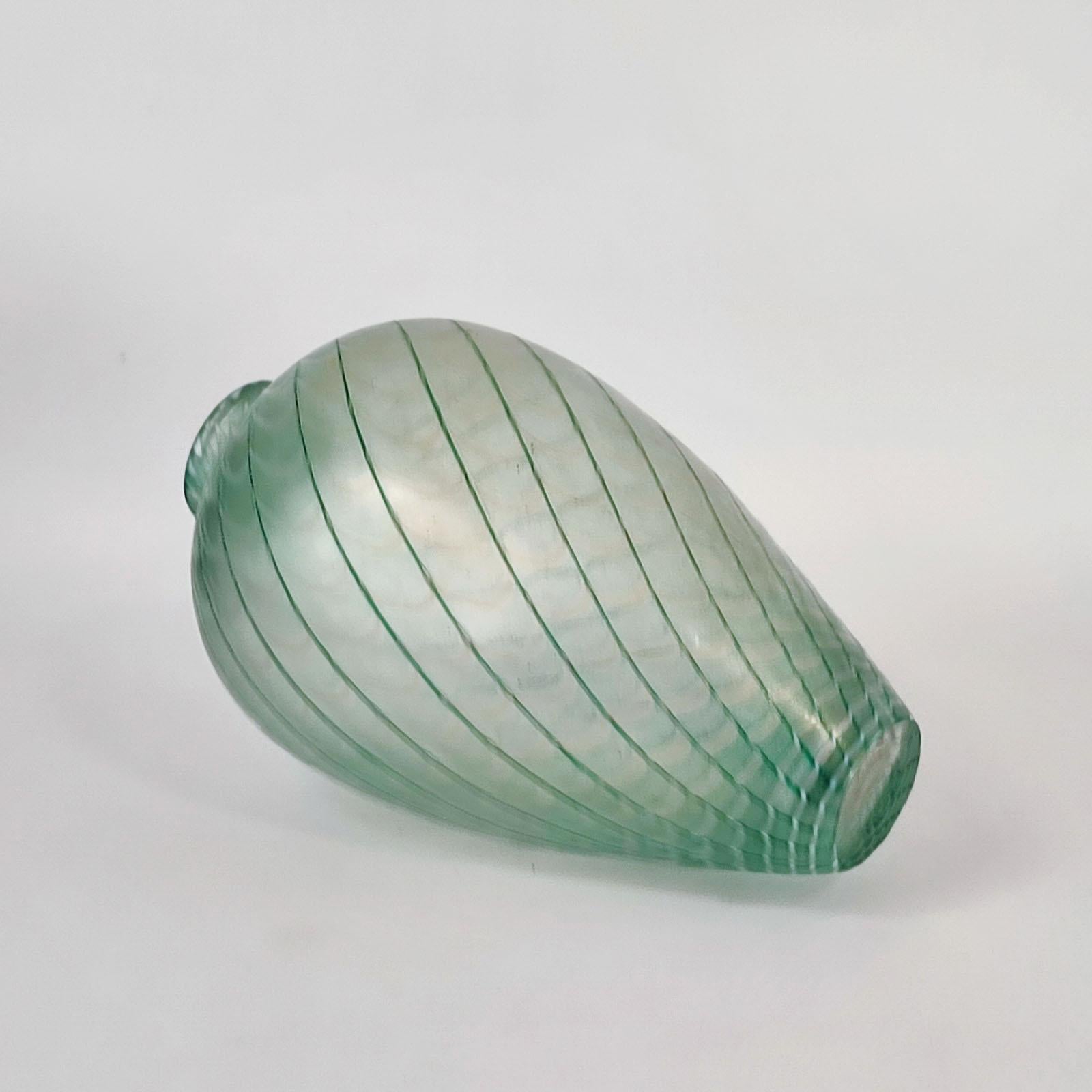 Ensemble de deux vases en verre irisé par Bertil Vallien pour Kosta Boda Suède 1984 Excellent état - En vente à Bochum, NRW