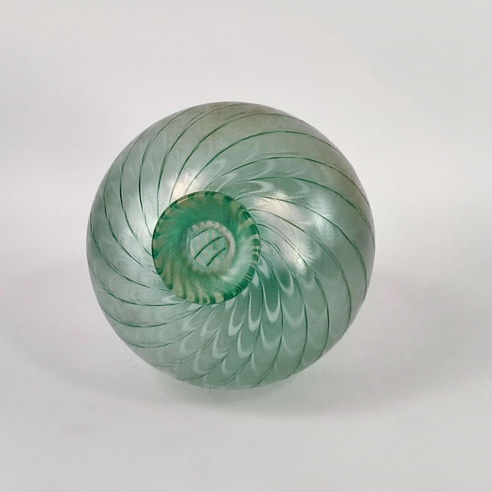 Fin du 20e siècle Ensemble de deux vases en verre irisé par Bertil Vallien pour Kosta Boda Suède 1984 en vente