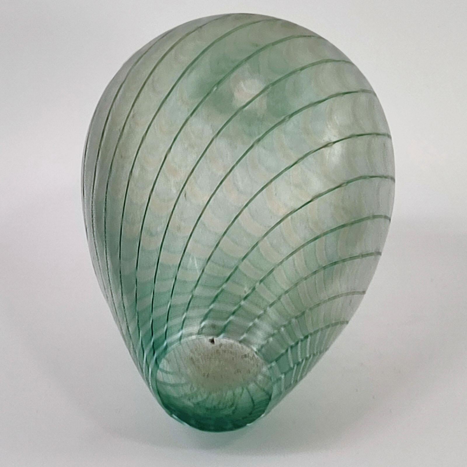 Verre Ensemble de deux vases en verre irisé par Bertil Vallien pour Kosta Boda Suède 1984 en vente