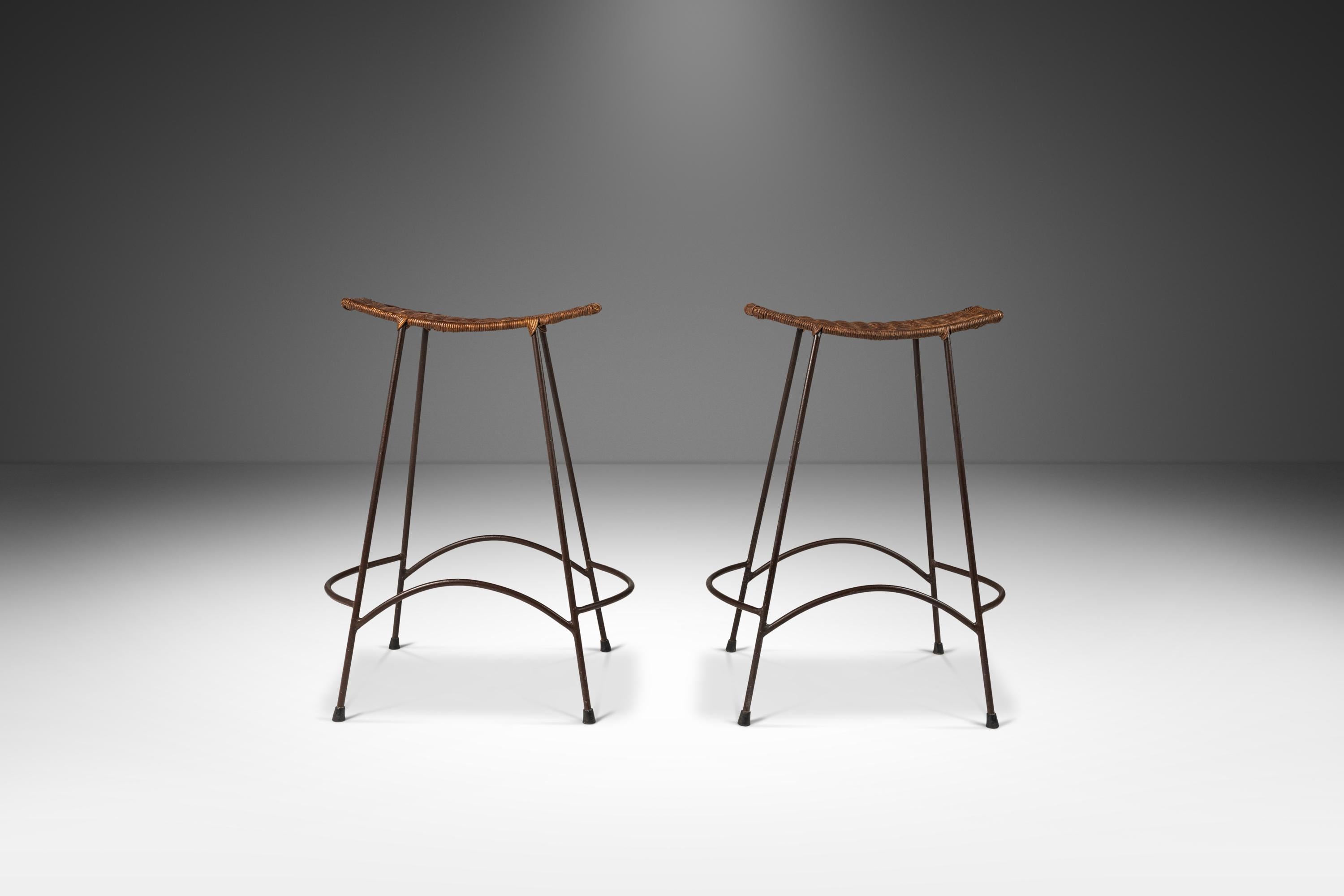  Rehaussez votre intérieur avec ce superbe ensemble de deux tabourets de bar de comptoir de style moderne du milieu du siècle, conçus à la manière d'Arthur Umanoff et fabriqués aux États-Unis vers les années 1970. Ces tabourets de bar sont dotés