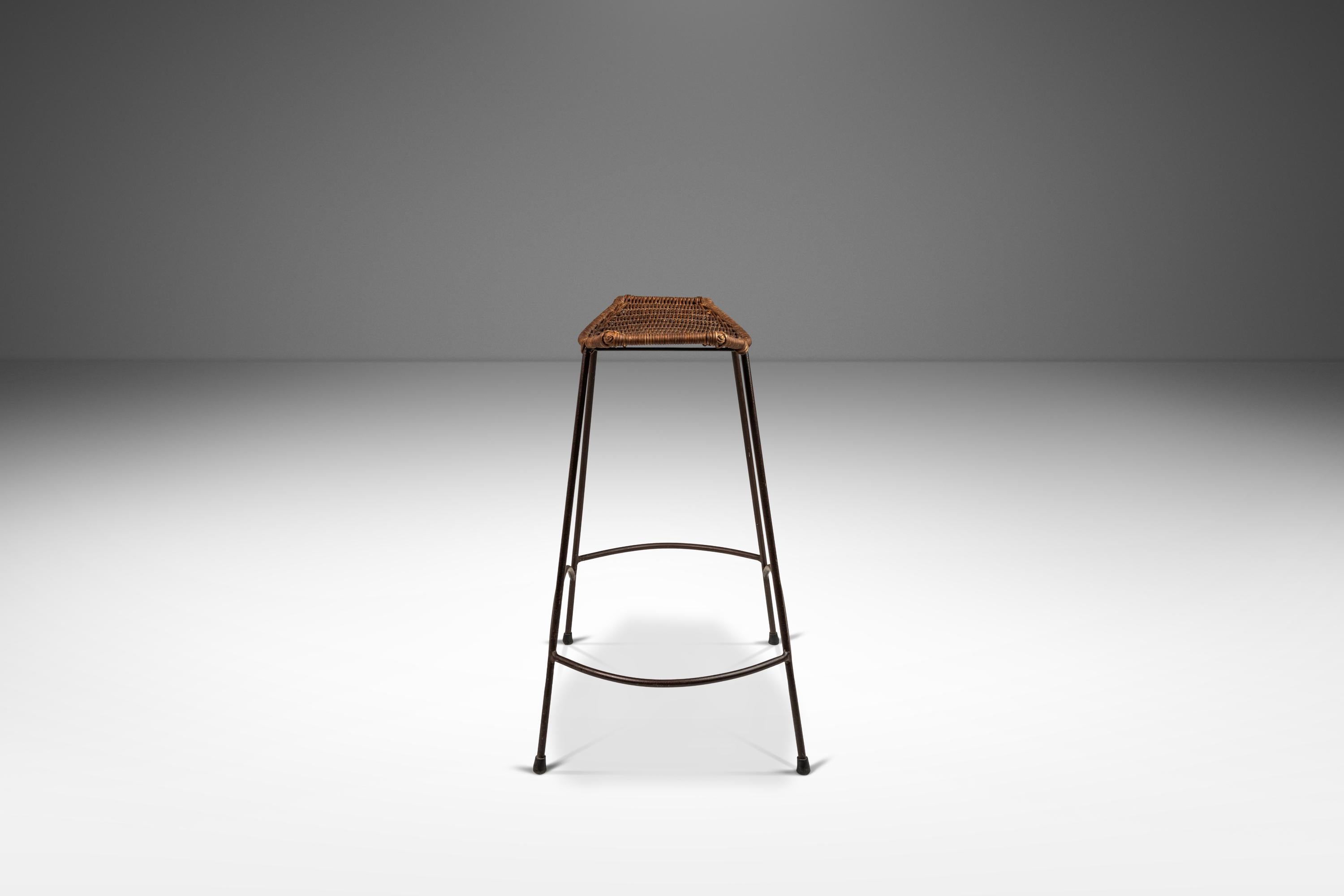 Fin du 20e siècle Ensemble de  Deux tabourets de bar en fer à la manière d'Arthur Umanoff, États-Unis, vers 1970 en vente
