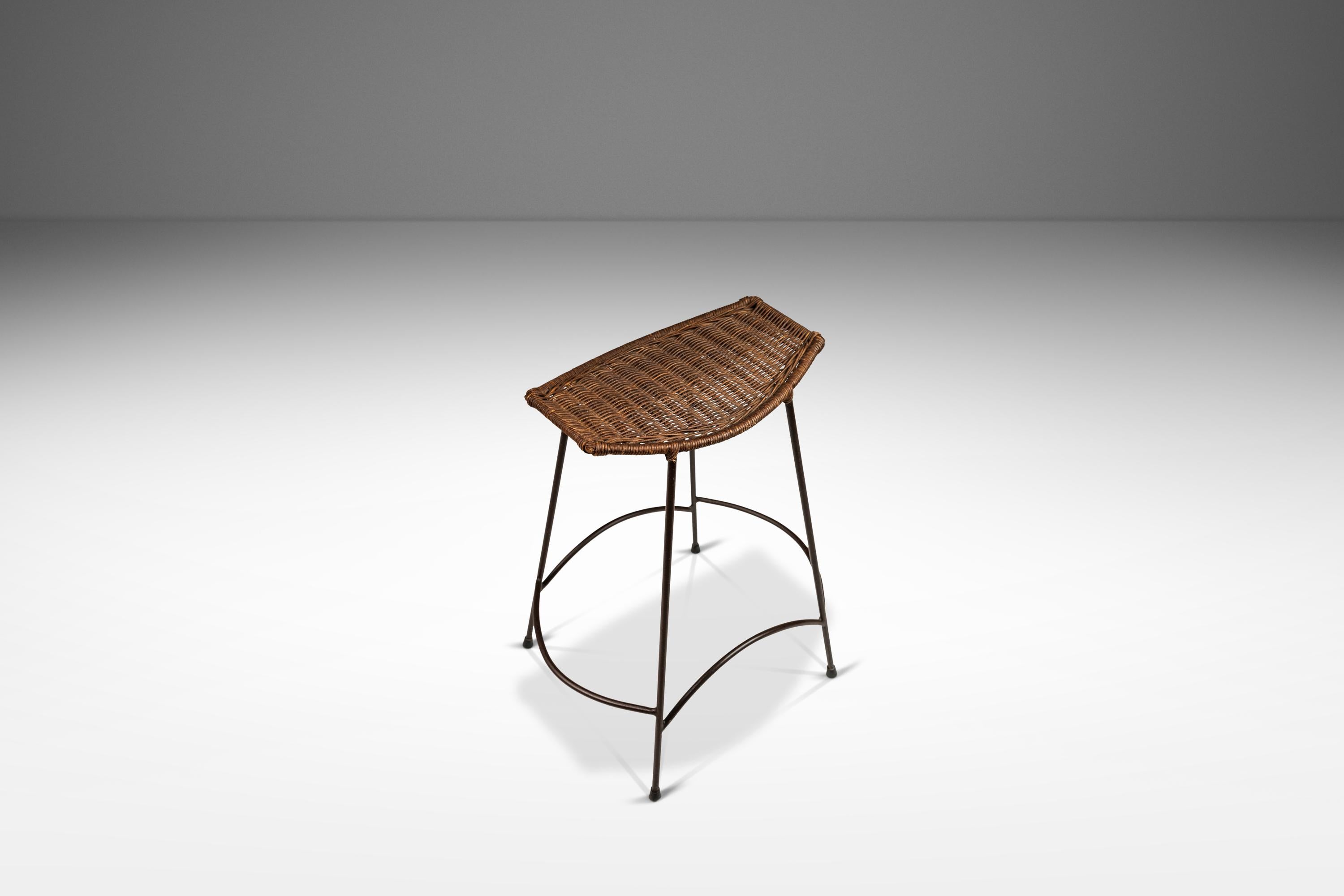Osier Ensemble de  Deux tabourets de bar en fer à la manière d'Arthur Umanoff, États-Unis, vers 1970 en vente